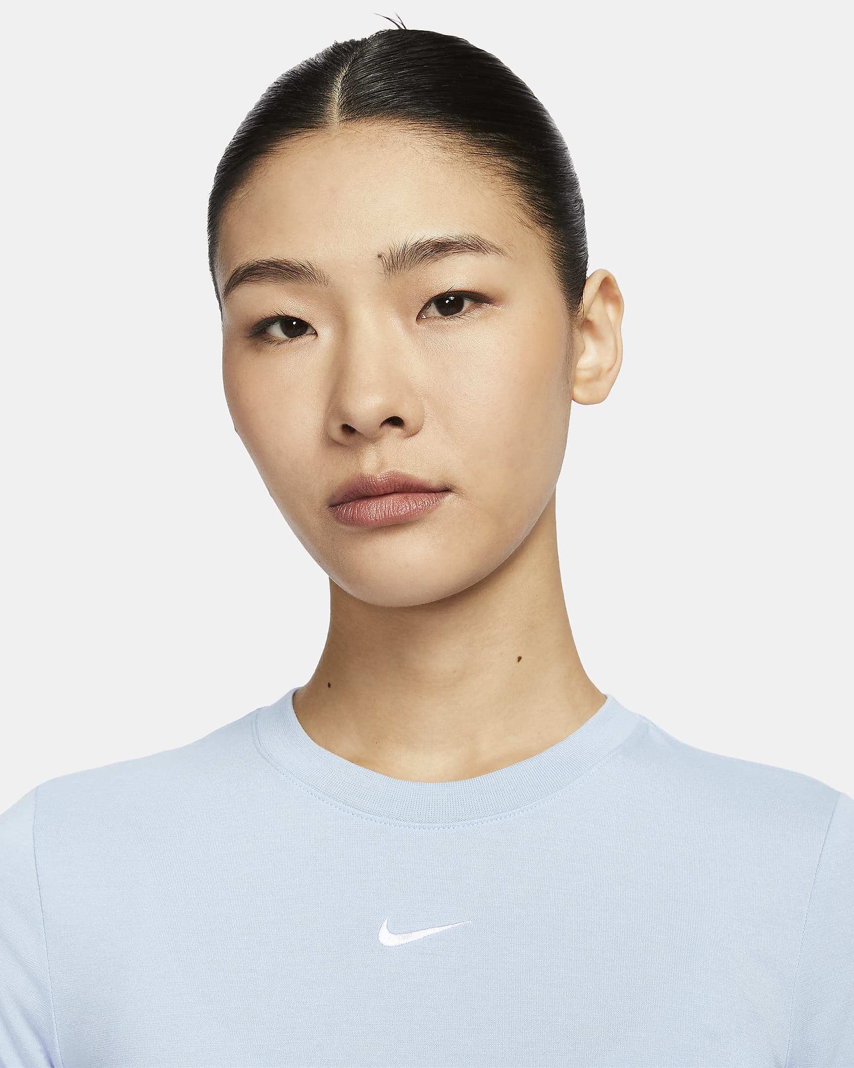 เสื้อยืดเอวลอยทรงเข้ารูปผู้หญิง Nike Sportswear Essential - Light Armory Blue/ขาว