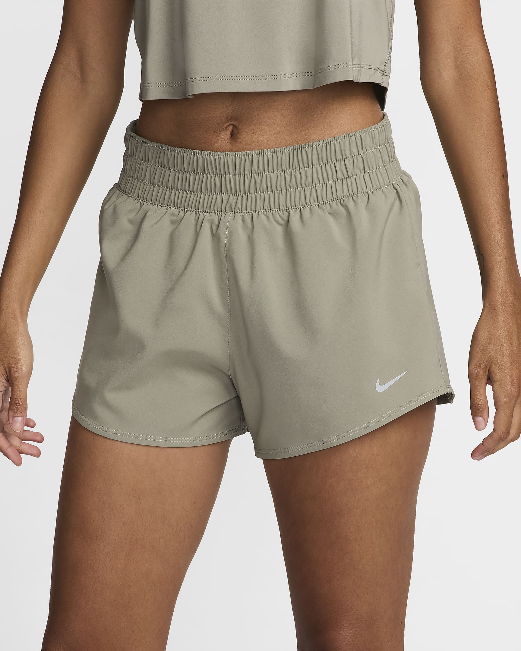 Shorts con forro de ropa interior Dri-FIT de tiro medio de 8 cm para mujer Nike One - Militar claro