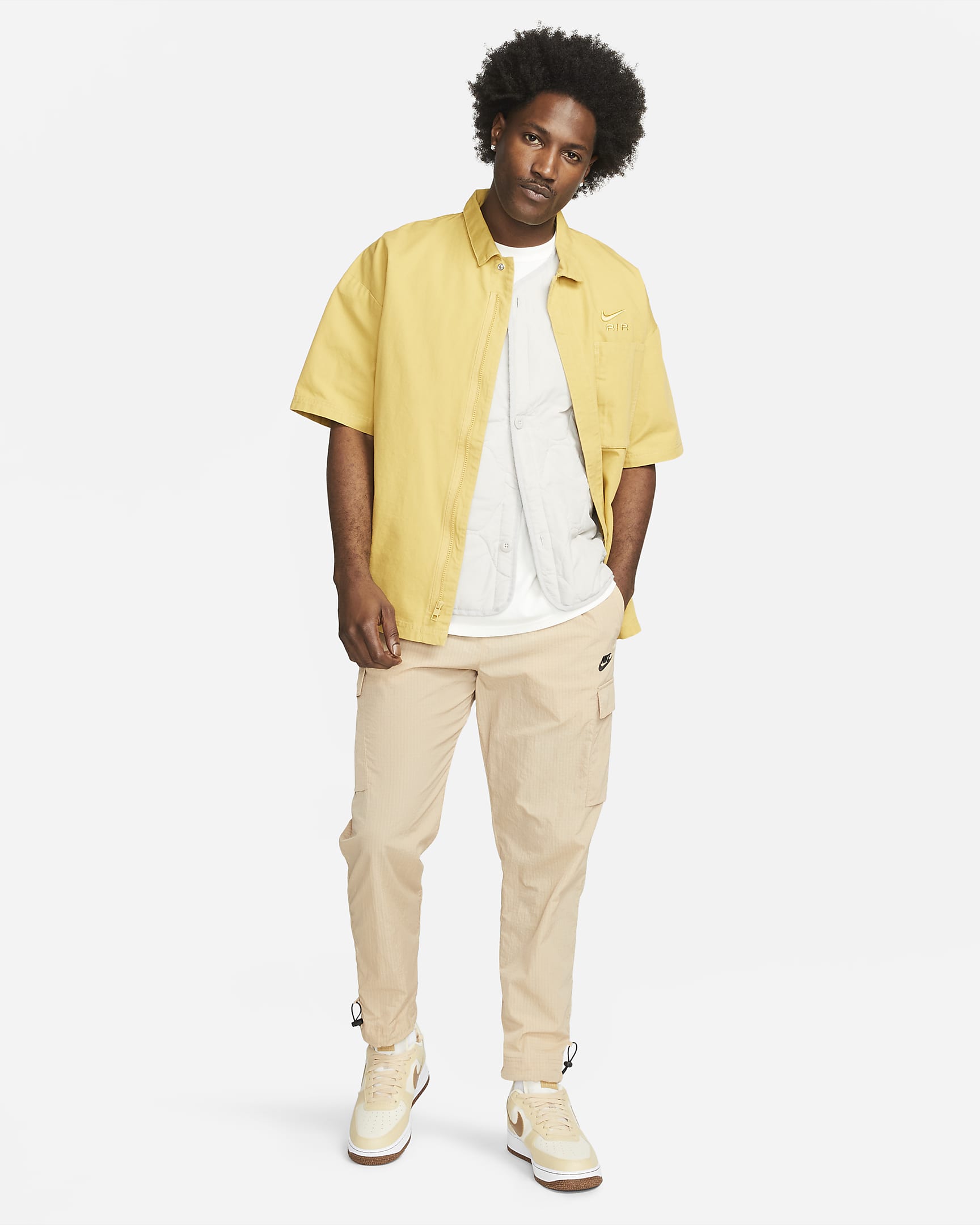 Nike Sportswear Repeat Men's Lightweight Woven Trousers. Nike CA