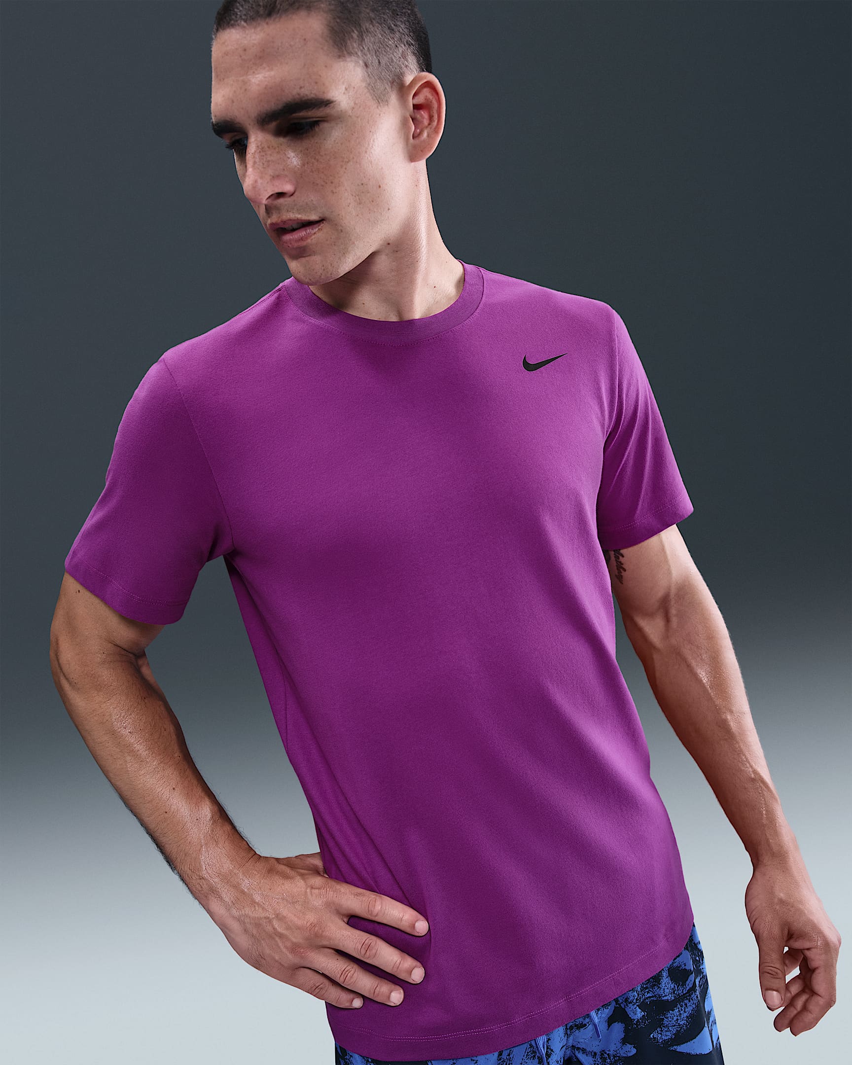 Nike Dri-FIT Erkek Fitness Tişörtü - Bold Berry/Siyah