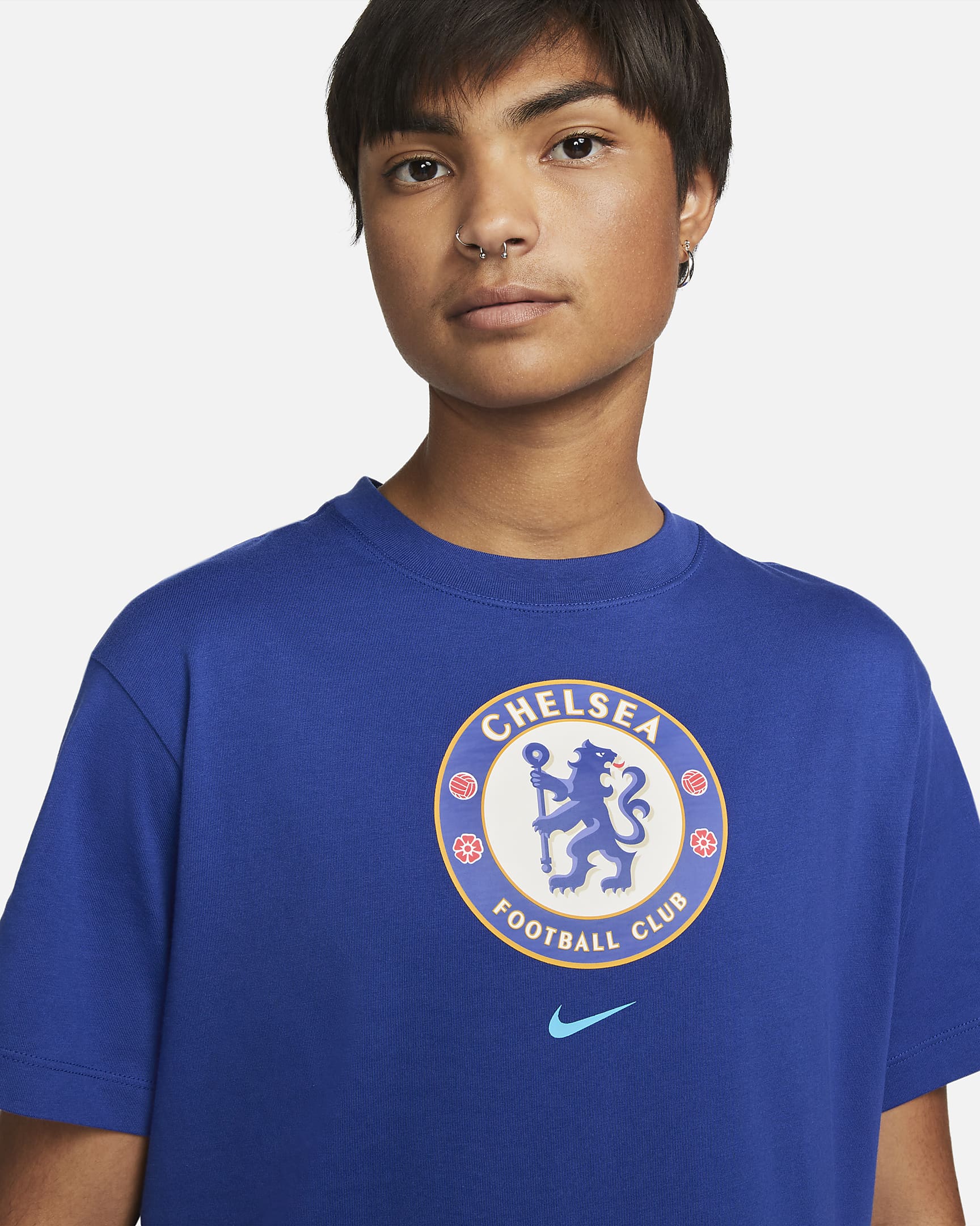Chelsea F.C. Crest Women's Football T-Shirt. Nike AT