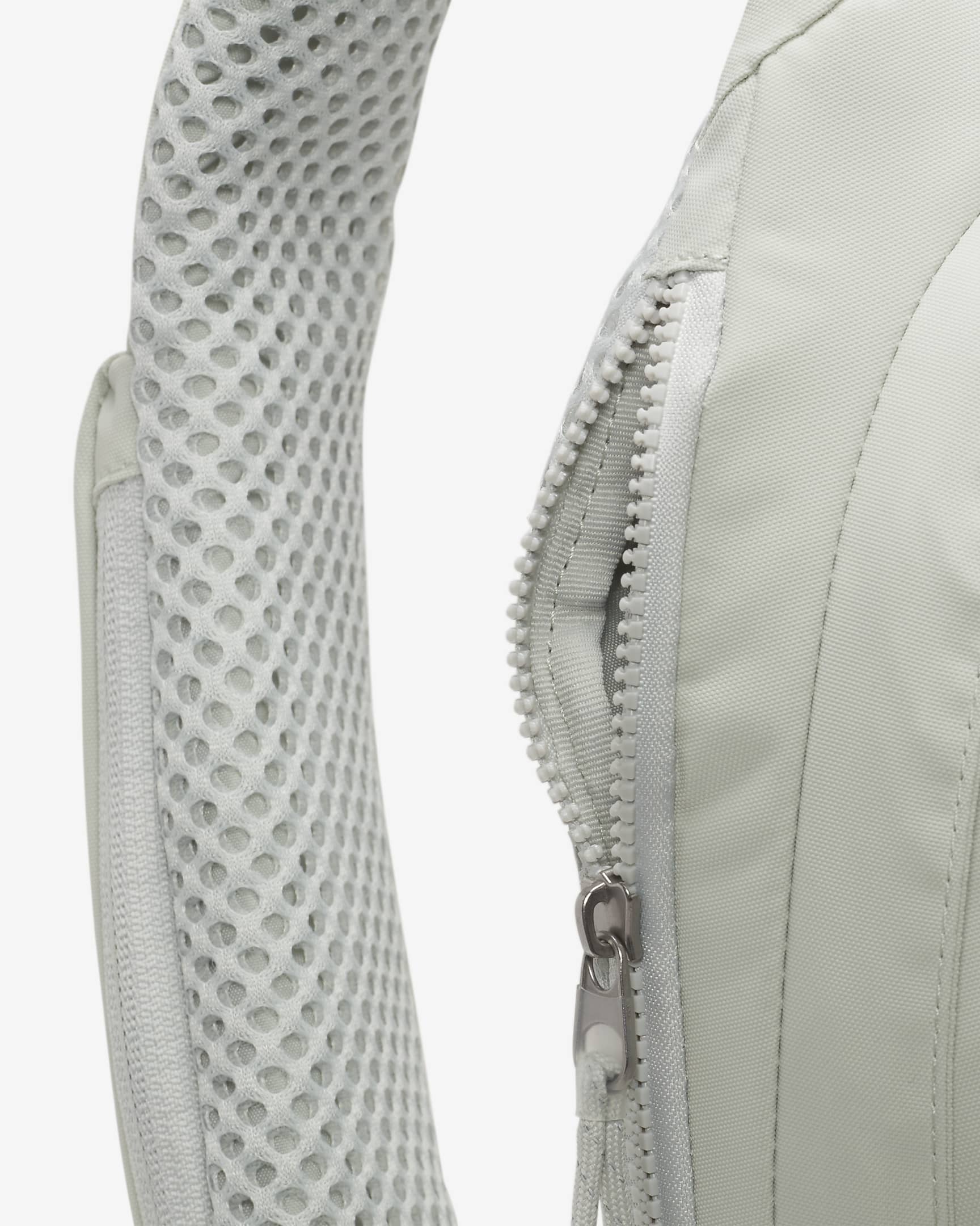 Nike Sportswear Essentials Sling Bag (8L). Nike VN