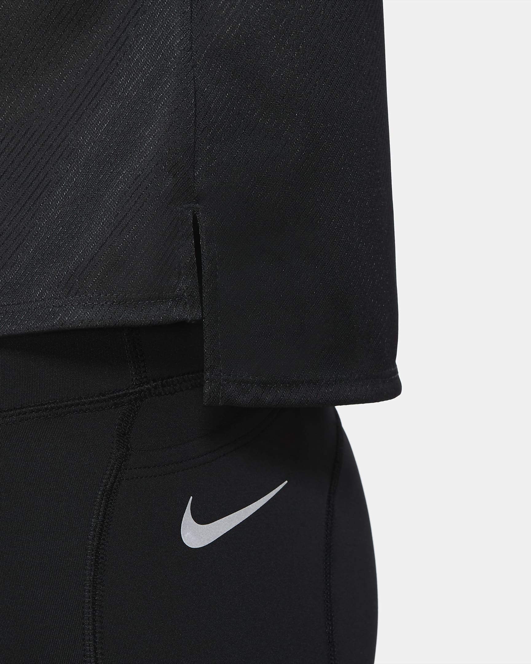 เสื้อวิ่งแขนสั้นผู้หญิง Nike Dri-FIT Swoosh - ดำ/ดำ/ขาว