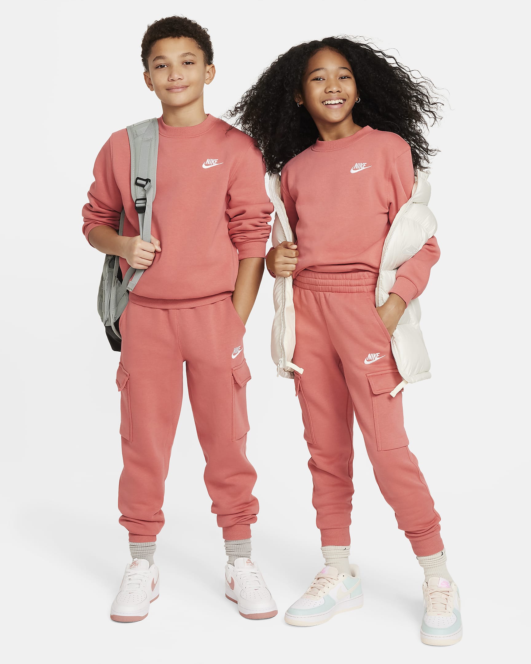 Pants cargo para niños talla grande Nike Sportswear Club Fleece. Nike.com