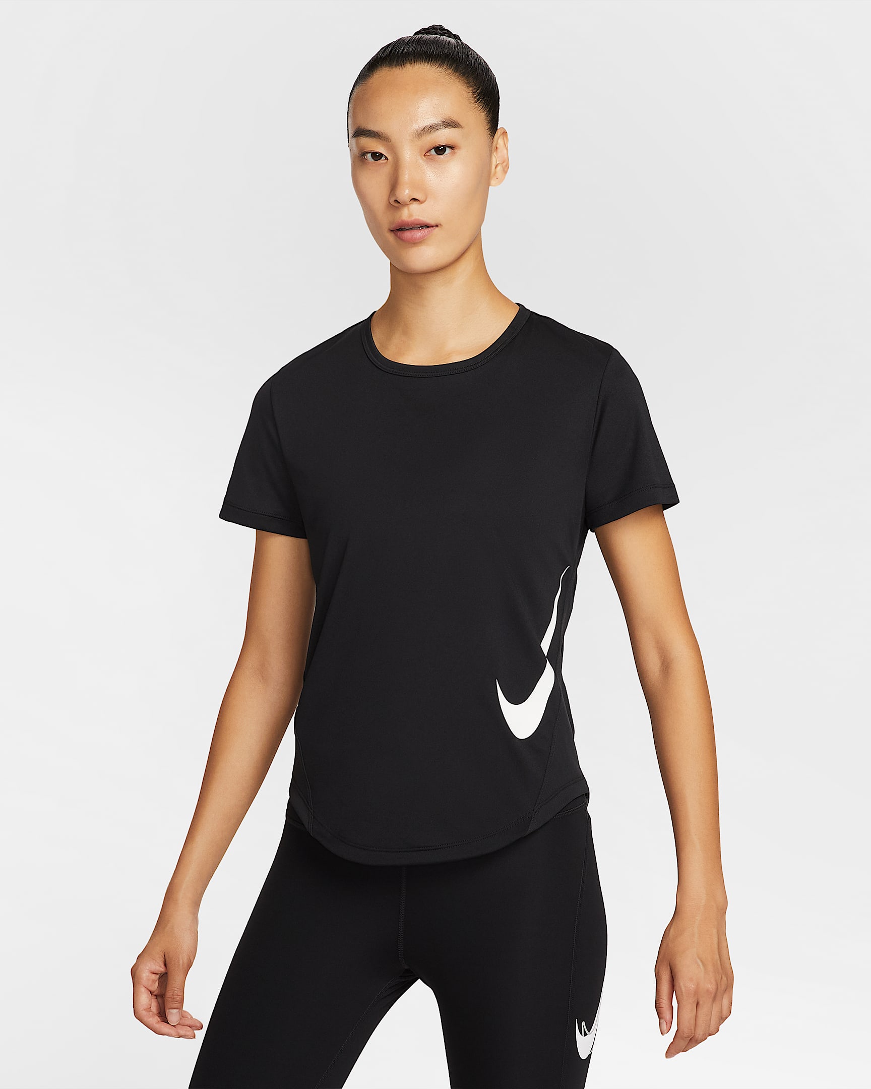 Nike Tempo Swoosh Run 女款 Dri-FIT 短袖跑步上衣 - 黑色/白色