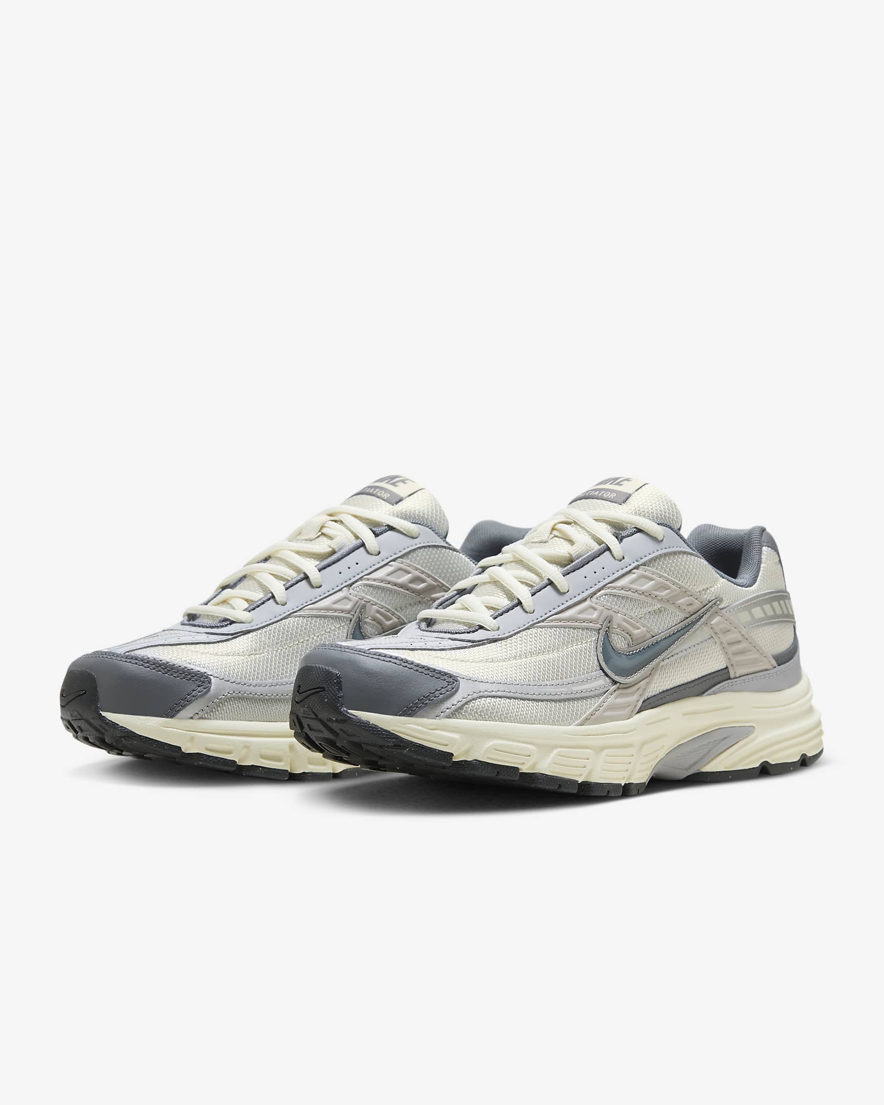 Tenis de correr Nike Initiator para hombre - Hueso claro/Leche de coco/Plata metalizado/Gris humo