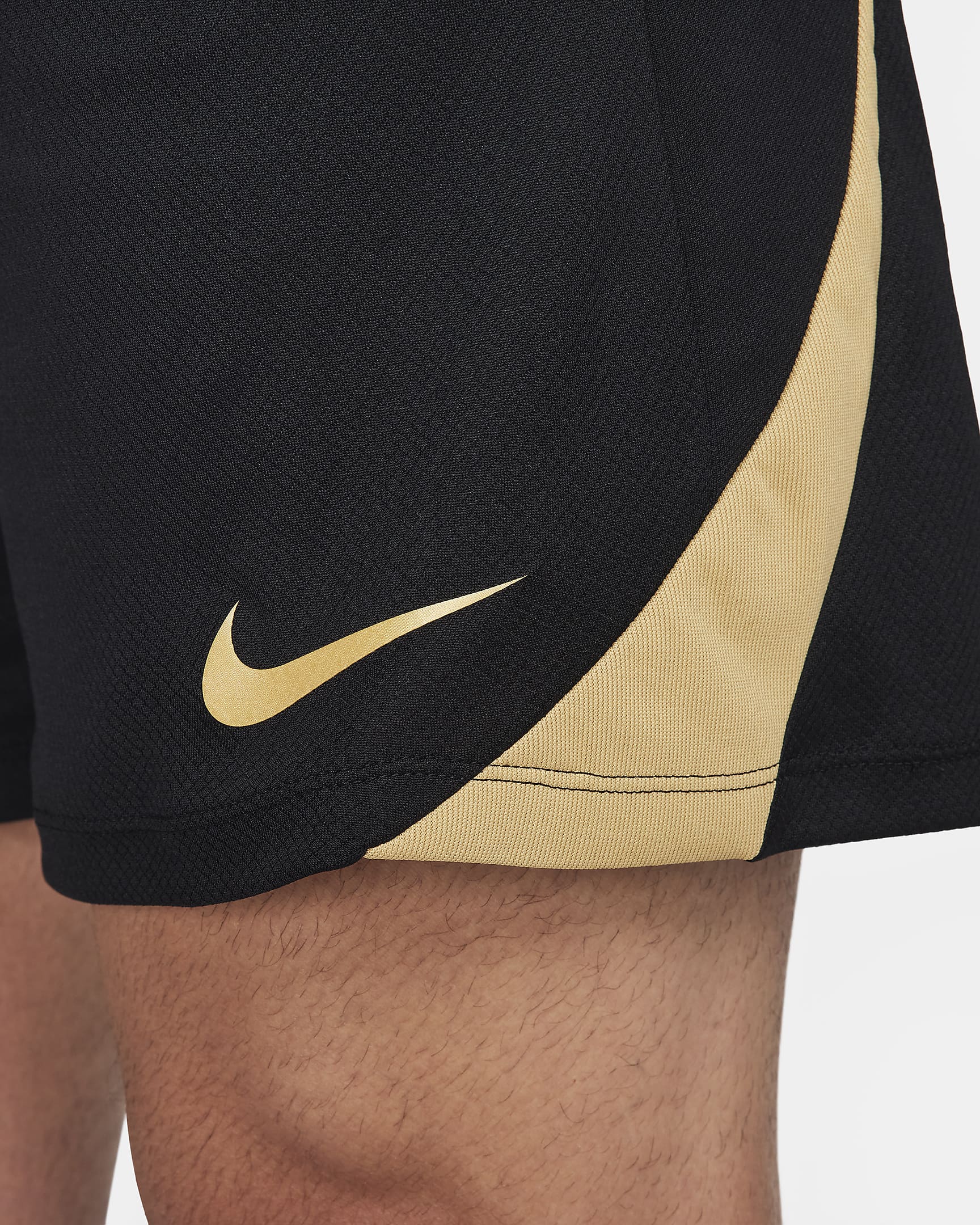 Short de foot Dri-FIT Nike Strike pour homme - Noir/Noir/Jersey Gold/Metallic Gold