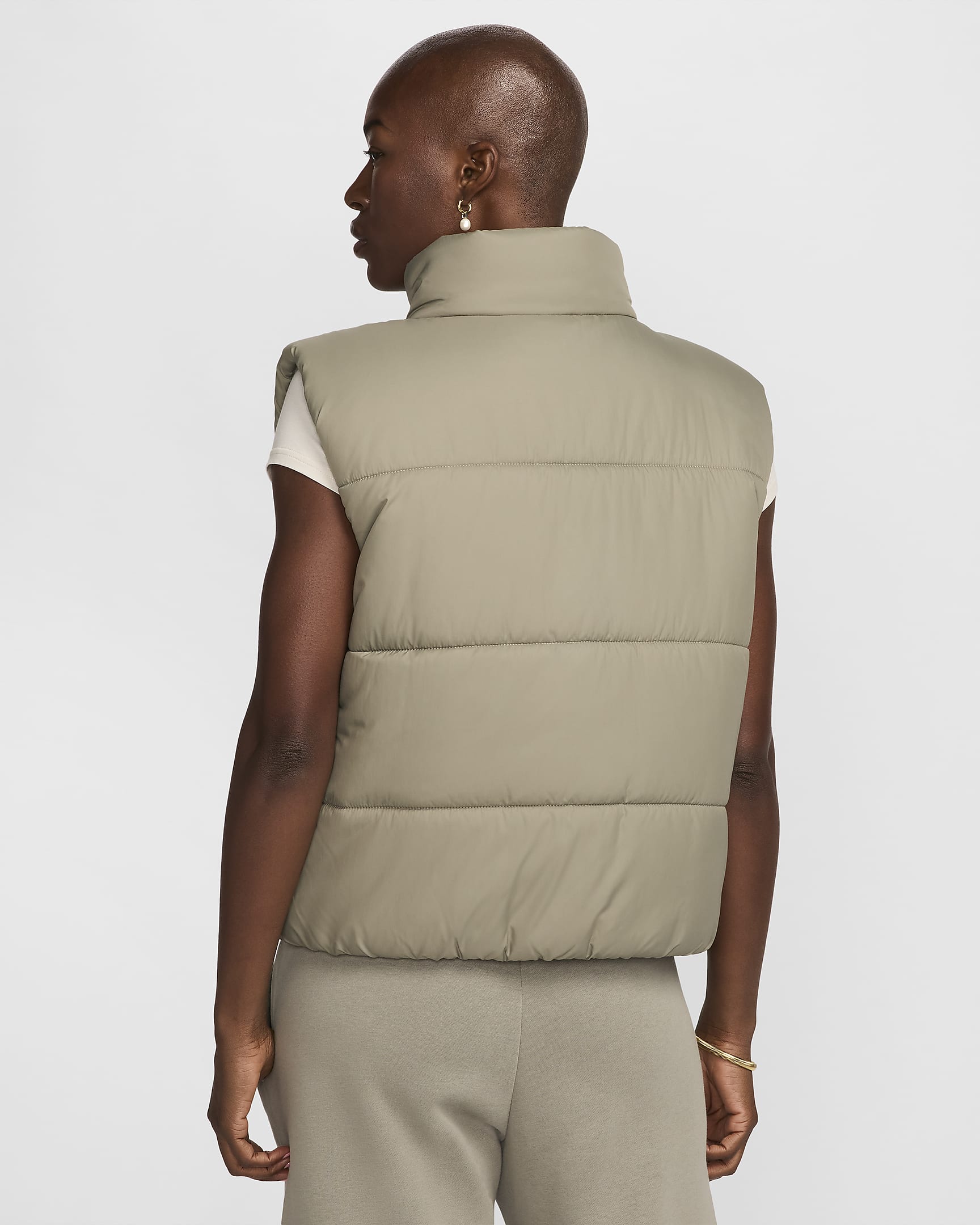 Nike Sportswear Classic Puffer Therma-FIT ruimvallende bodywarmer voor dames - Light Army/Wit