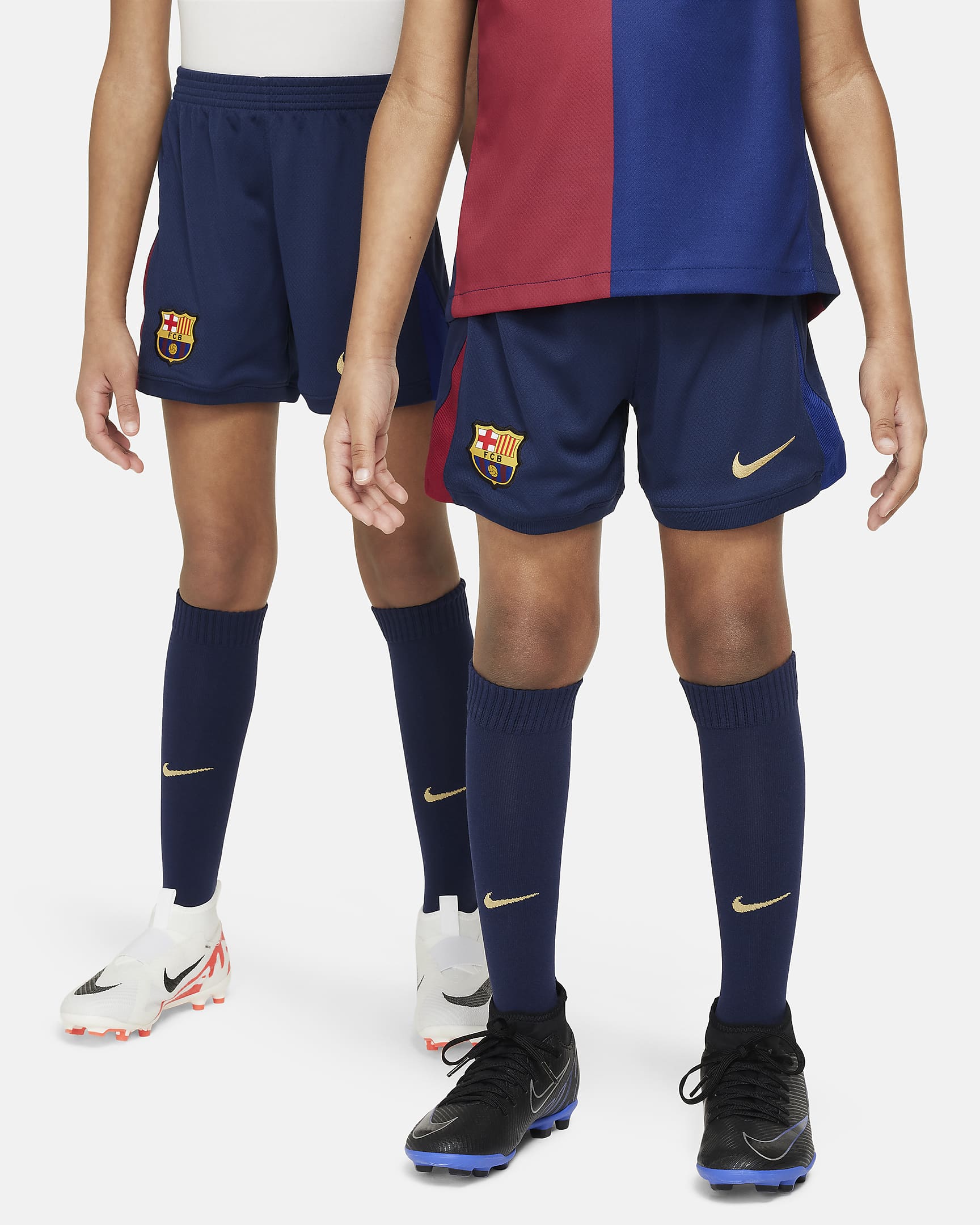 FC Barcelona 2024/25 Stadium Home Nike Football Replica-sæt i tre dele til mindre børn - Deep Royal Blue/Noble Red/Midnight Navy/Club Gold