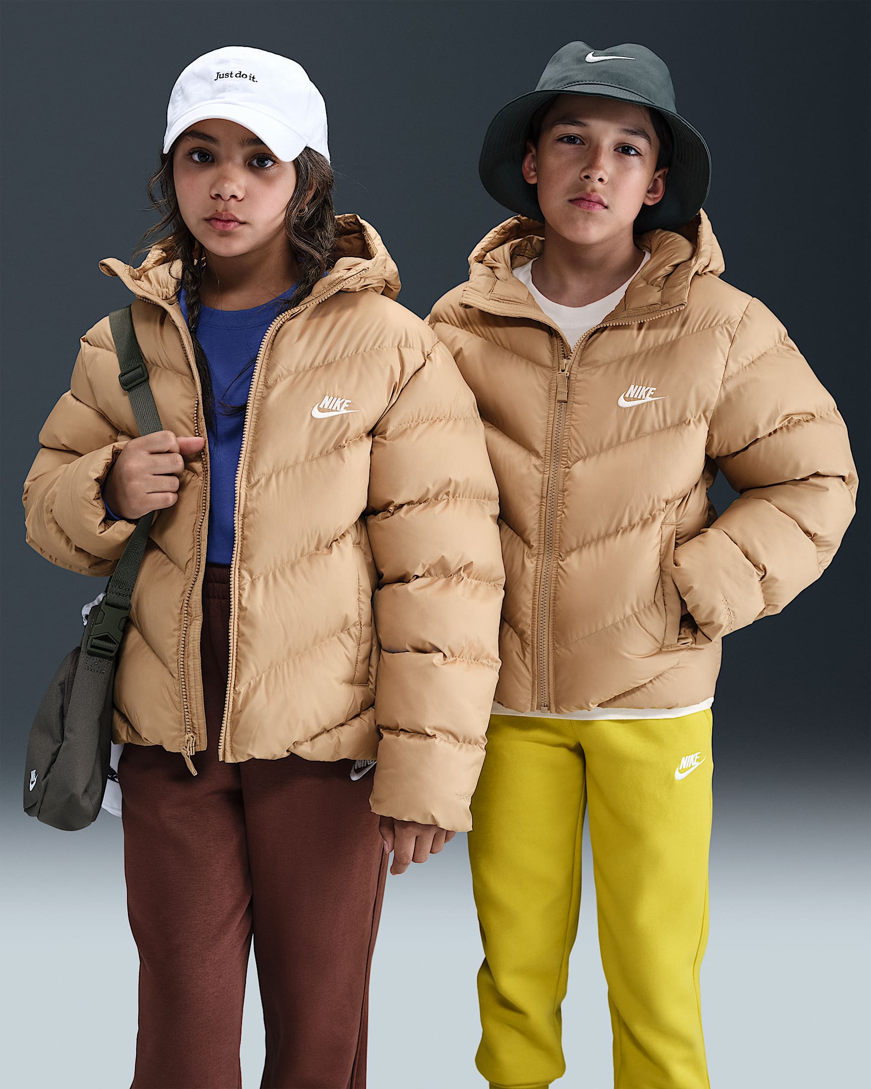Nike Sportswear All Day Play Therma-FIT boblejakke med ledig passform til store barn - Hemp/Hvit
