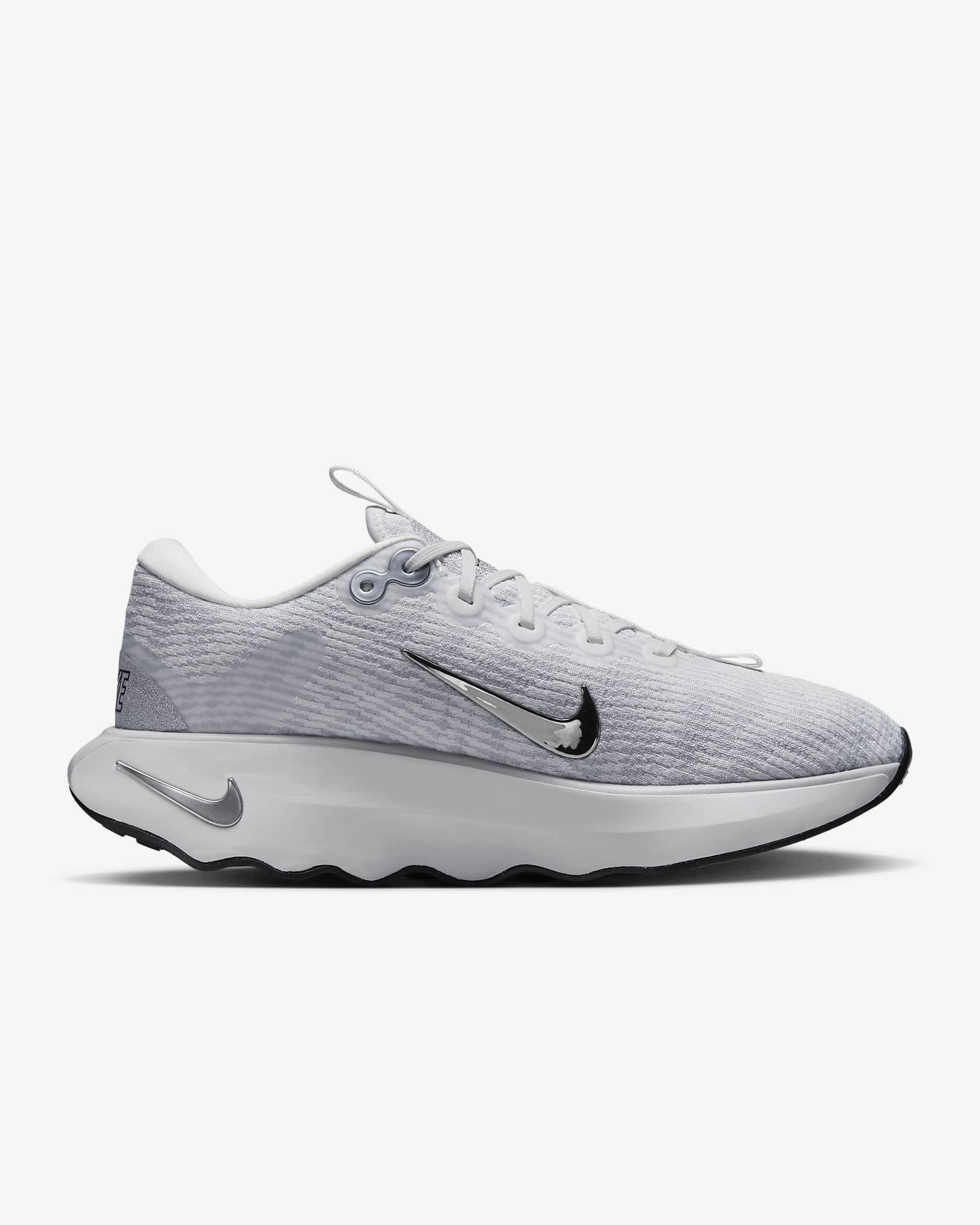 Chaussure de marche Nike Motiva Premium pour femme - Summit White/Pure Platinum/Noir/Metallic Silver