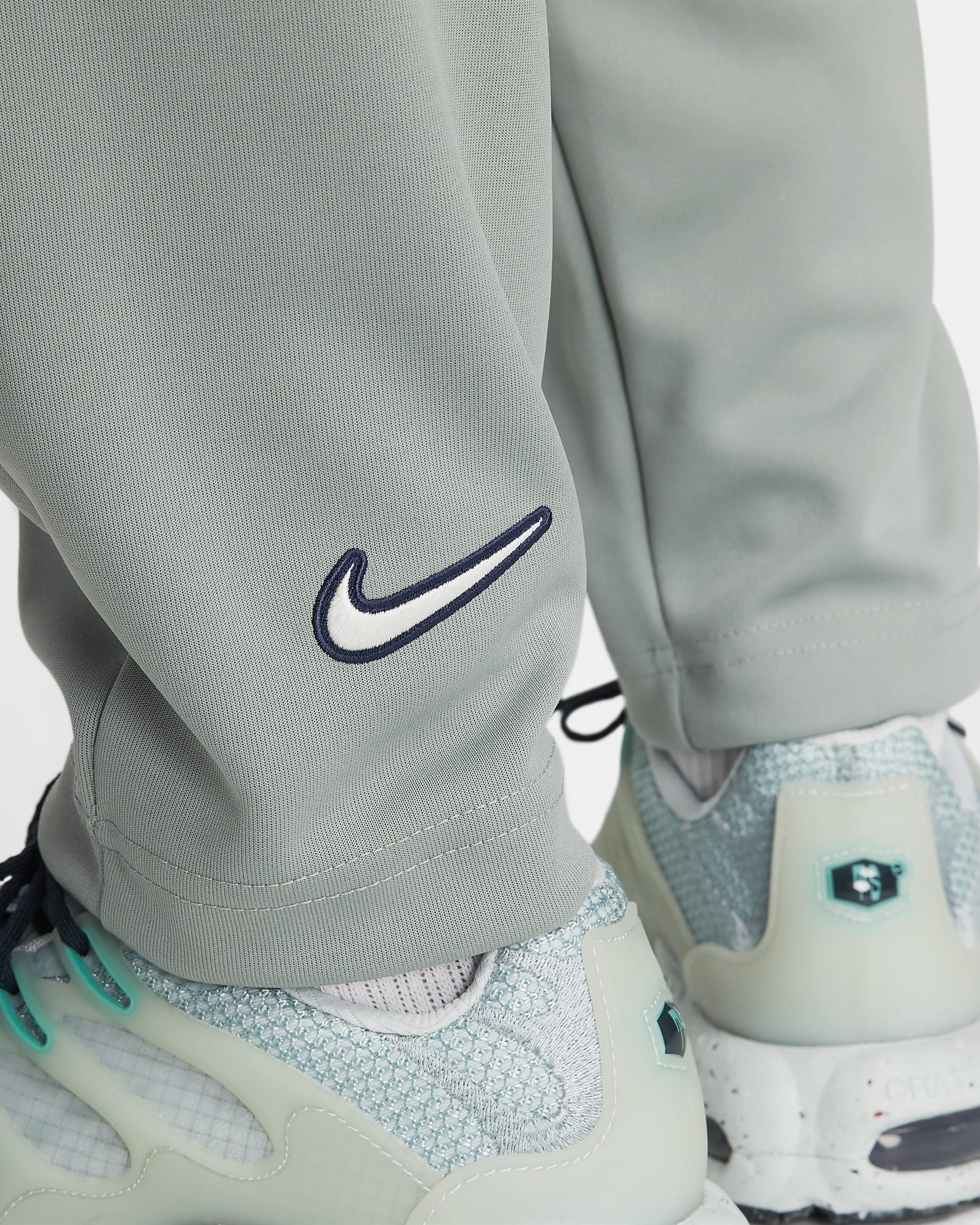 Nike Sportswear Trend Men's Pintuck Trousers. Nike SK