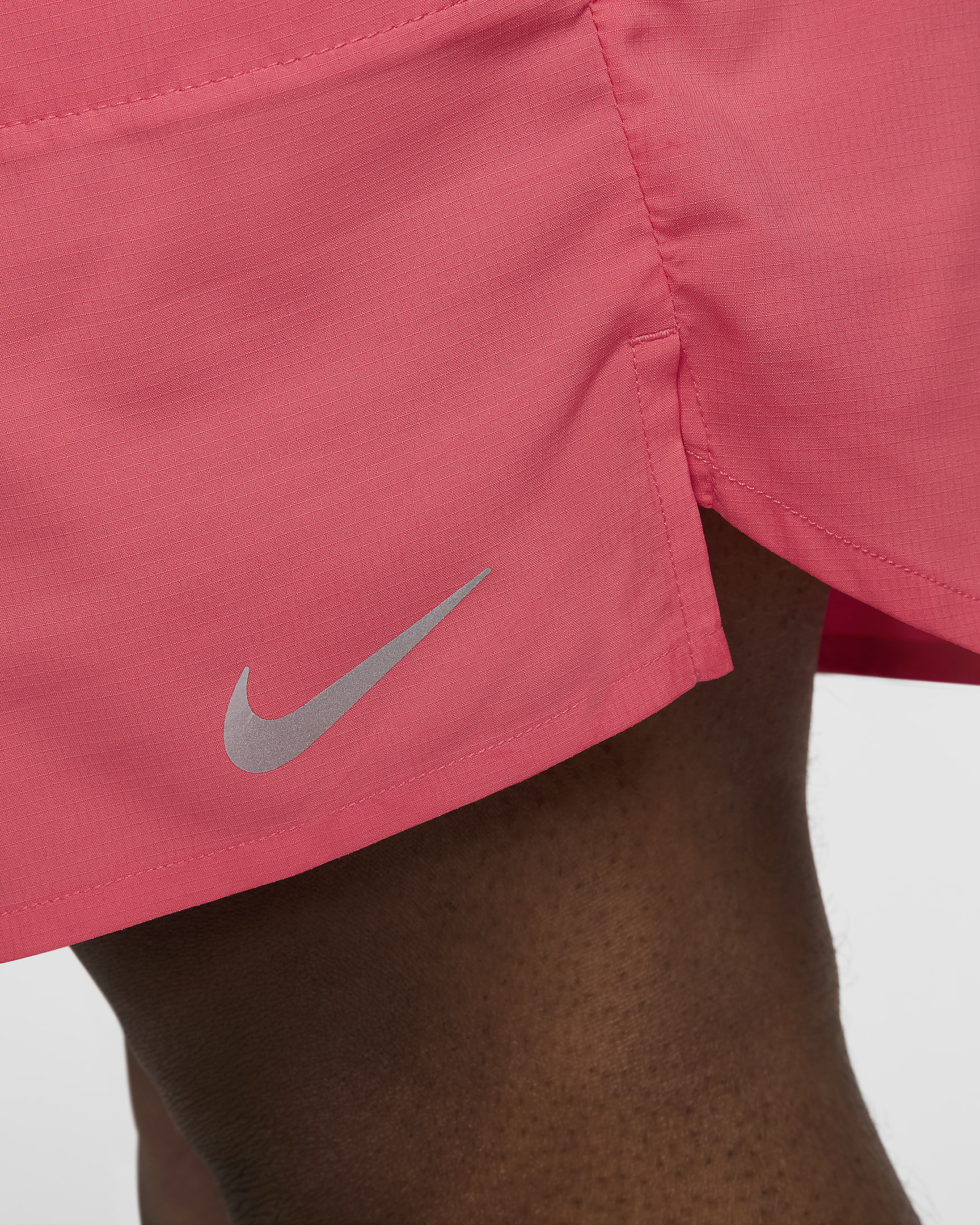 Shorts de correr Dri-FIT de 18 cm con forro de ropa interior para hombre Nike Stride - Rosa margarita/Negro