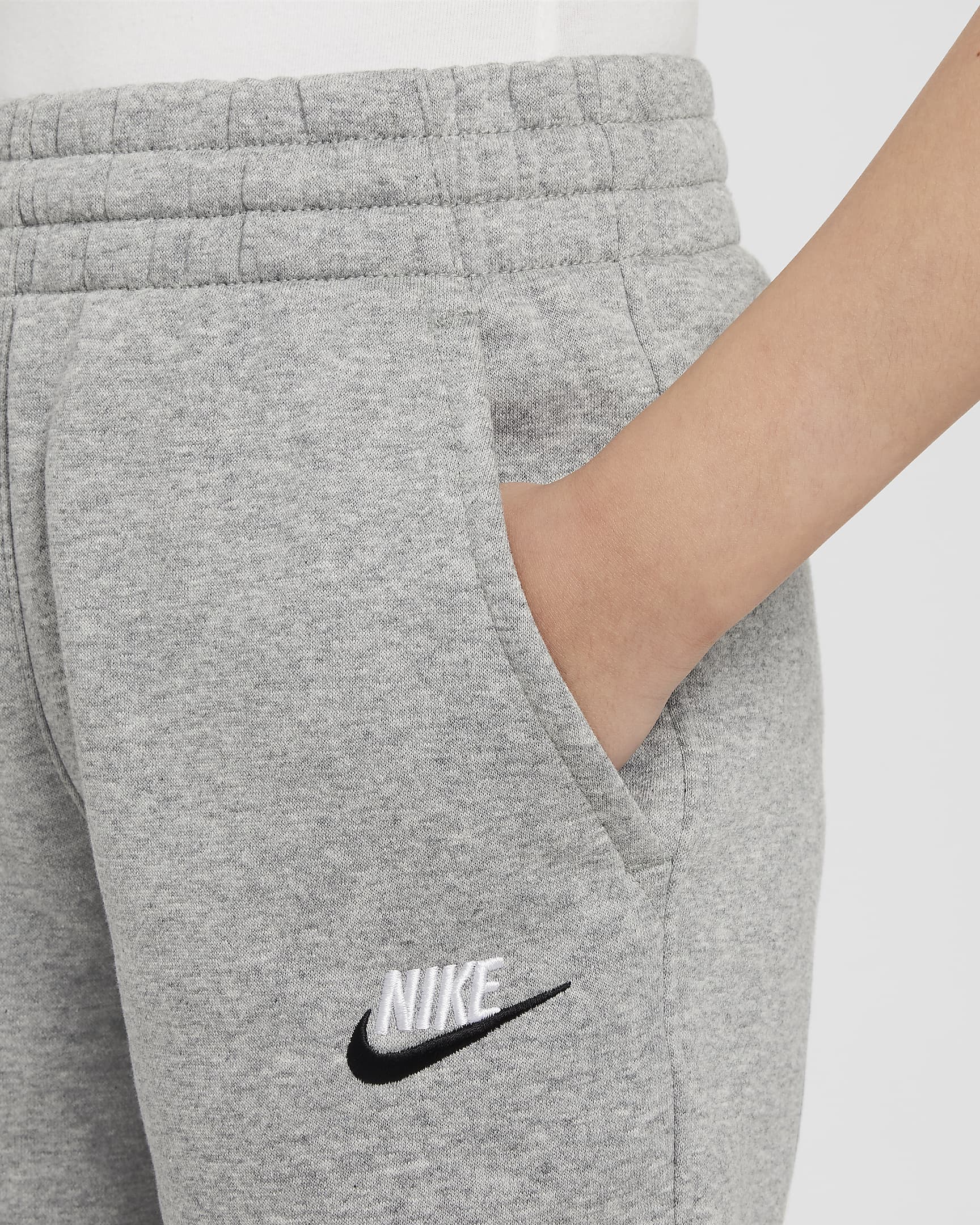 Dres ze spodenkami dla dużych dzieci Nike Sportswear Club Fleece - Dark Grey Heather/Base Grey/Czerń/Biel