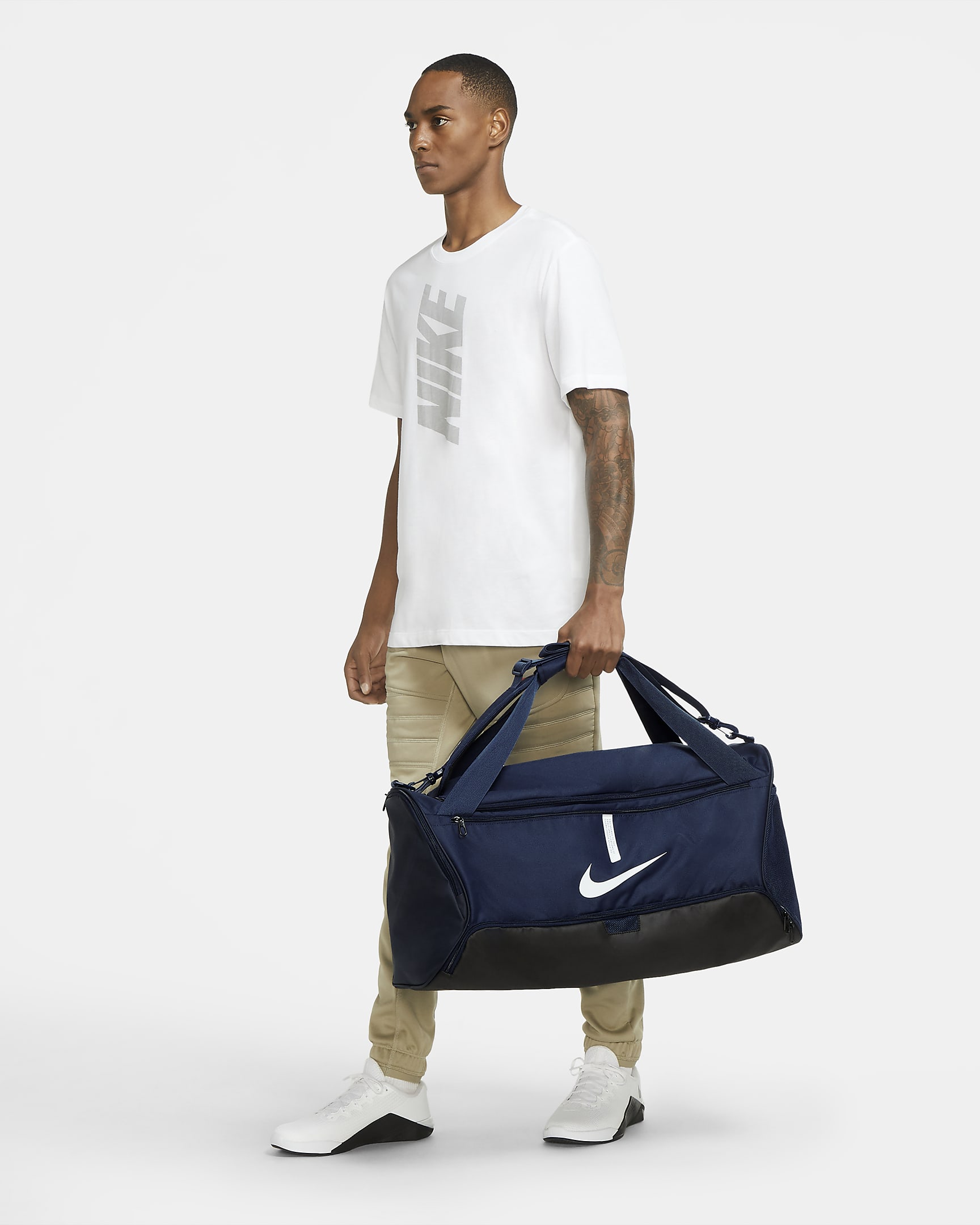 Saco de desporto de futebol Nike Academy Team (médio, 60 L) - Midnight Navy/Preto/Branco