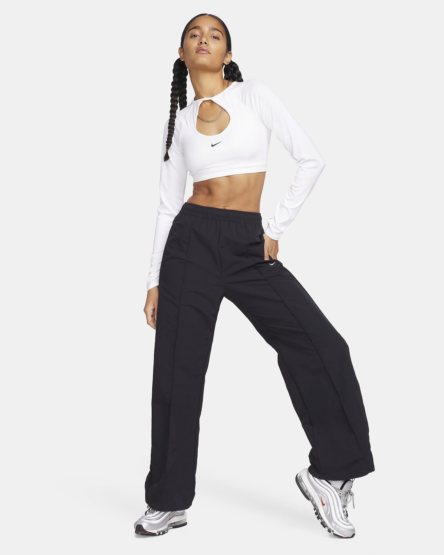 Nike Sportswear Everything Wovens Damenhose mit mittelhohem Bund und offenem Saum - Schwarz/Weiß