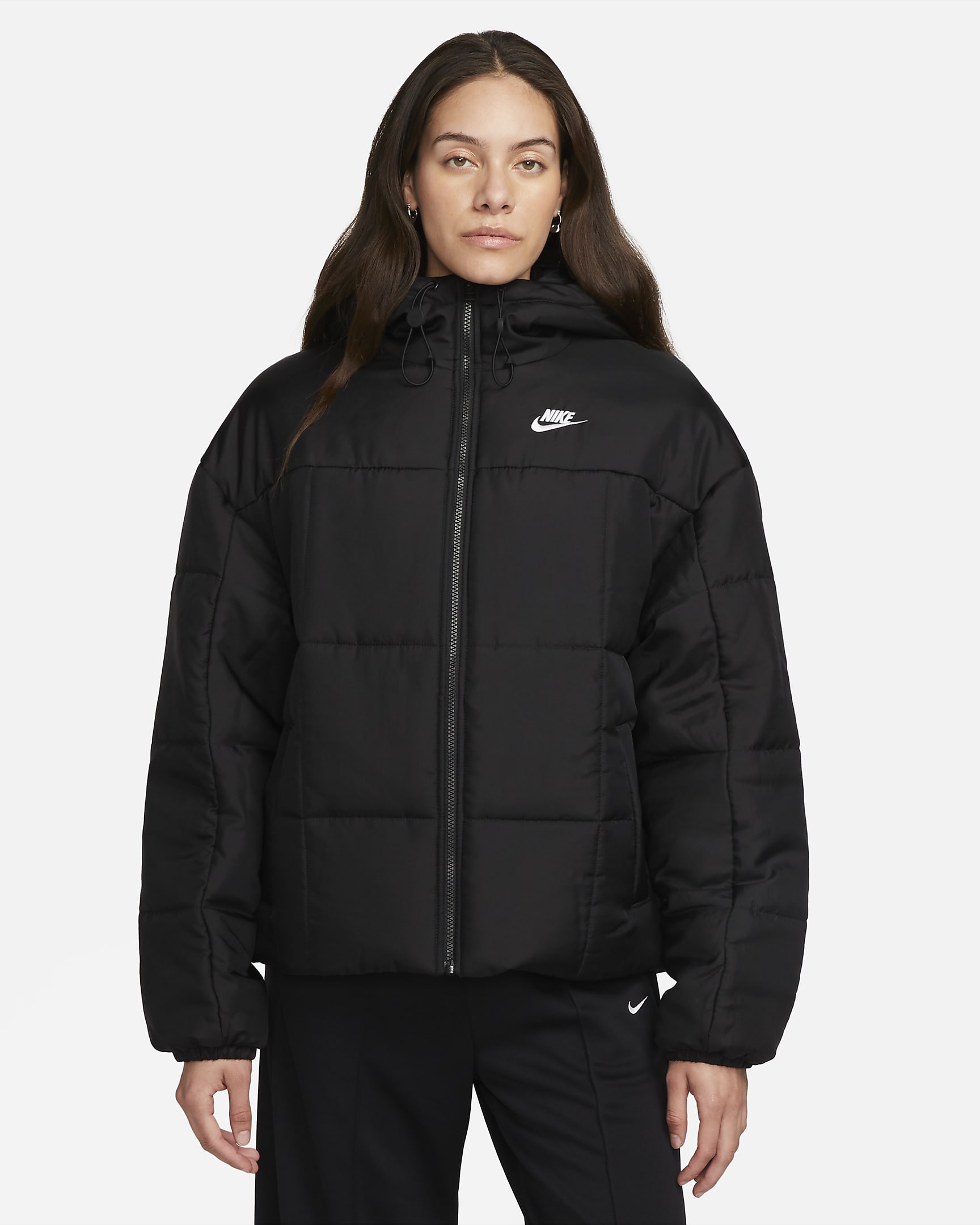 Damska kurtka z kapturem o luźnym kroju Therma-FIT Nike Sportswear Classic Puffer - Czerń/Biel