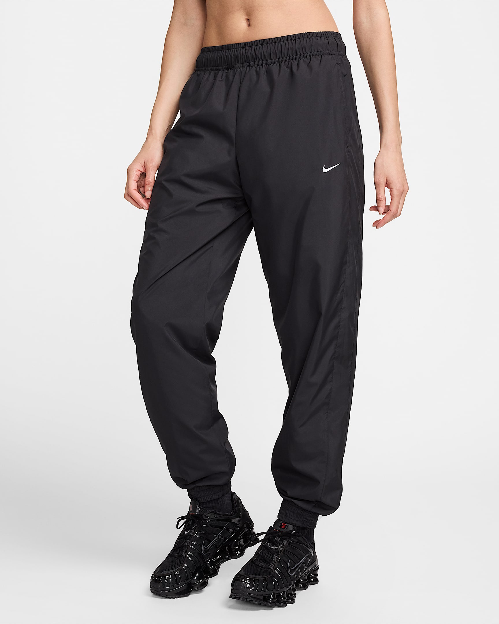Joggers de tiro medio holgados con protección contra los rayos UV para mujer Nike Sportswear Classic Wovens - Negro/Blanco