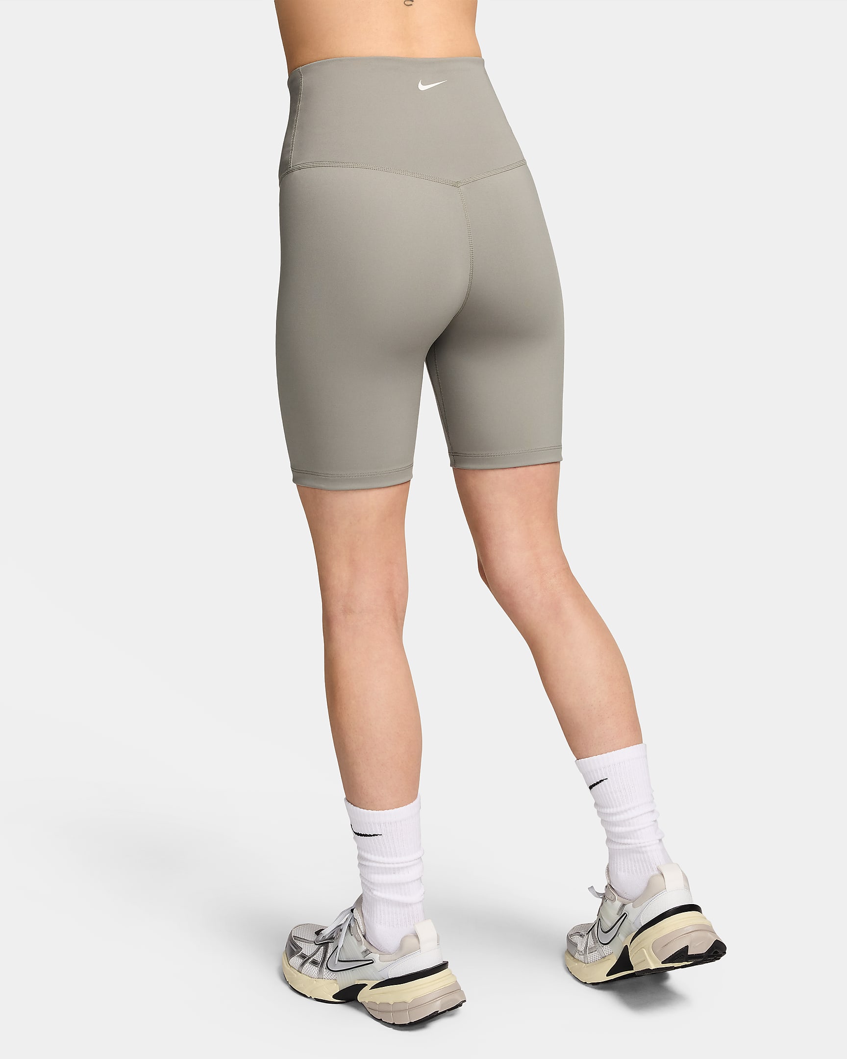 Højtaljede Nike One-cykelshorts (18 cm) til kvinder - Dark Stucco/Sail