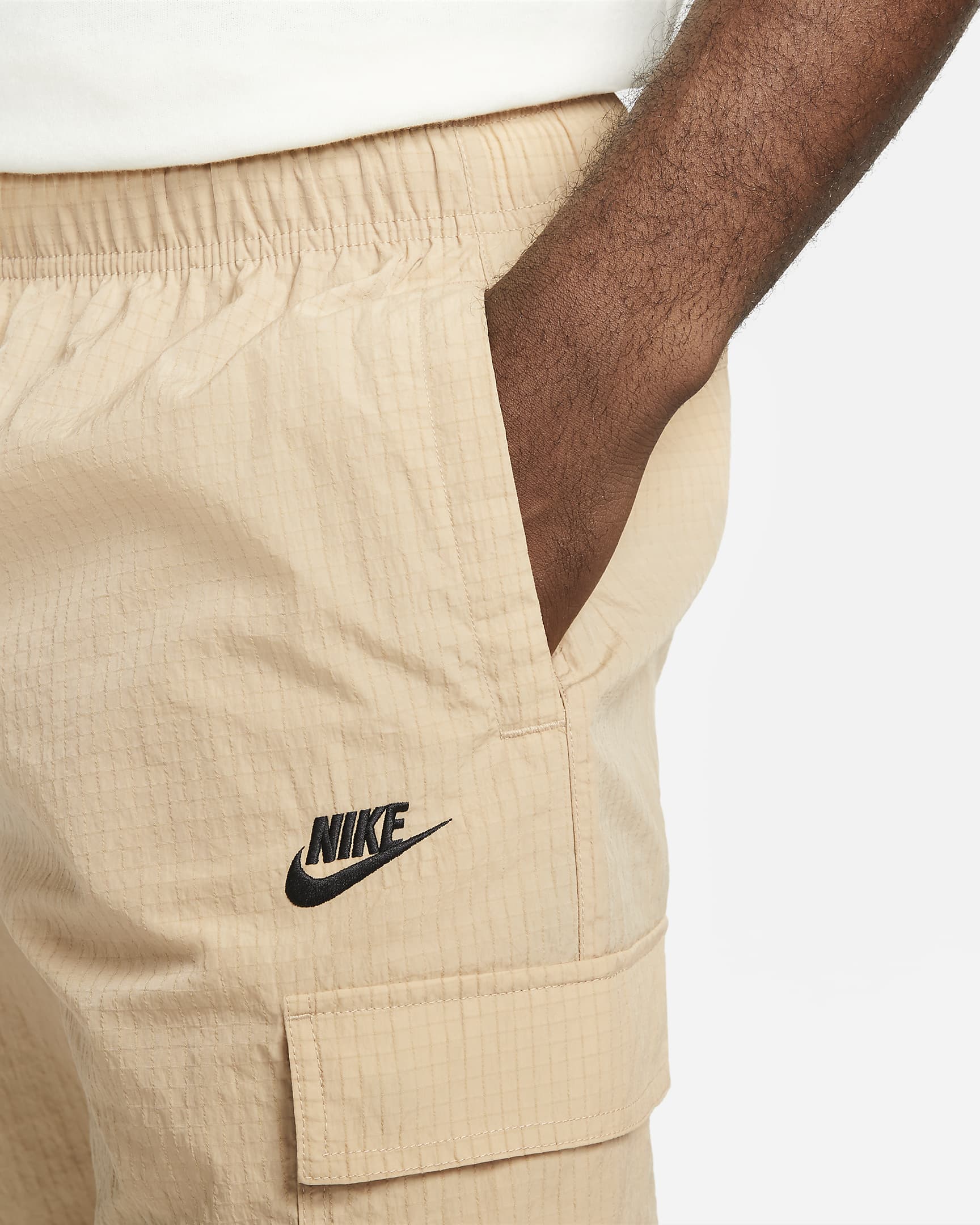 Nike Sportswear Repeat Men's Lightweight Woven Trousers. Nike CA