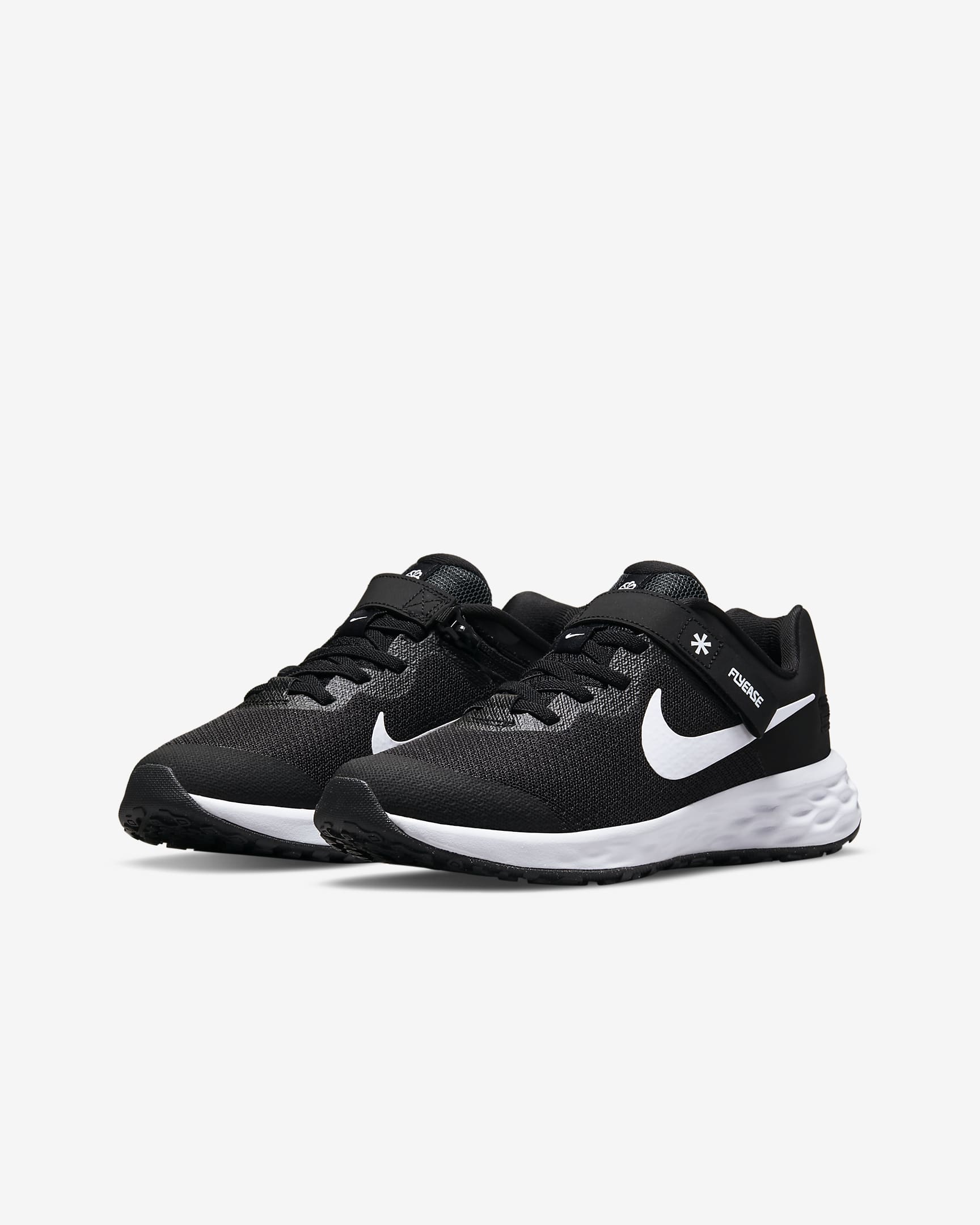 Nike Revolution 6 FlyEase Straßenlaufschuh für einfaches An- und Ausziehen für ältere Kinder - Schwarz/Dark Smoke Grey/Weiß