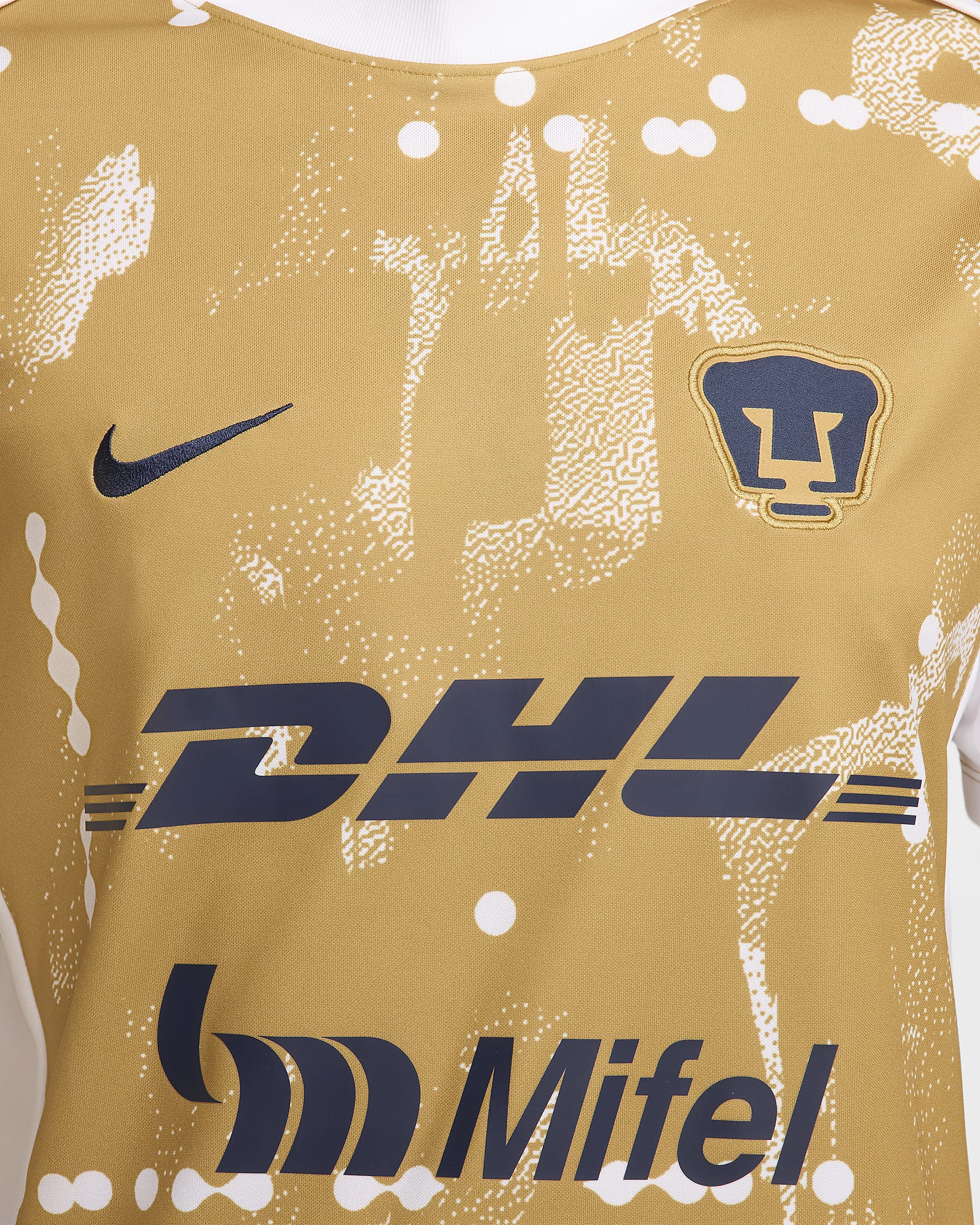 Playera de fútbol de manga corta Nike Dri-FIT para antes del partido para hombre Pumas UNAM Academy Pro - Oro genuino/Oro genuino/Blanco/Obsidiana