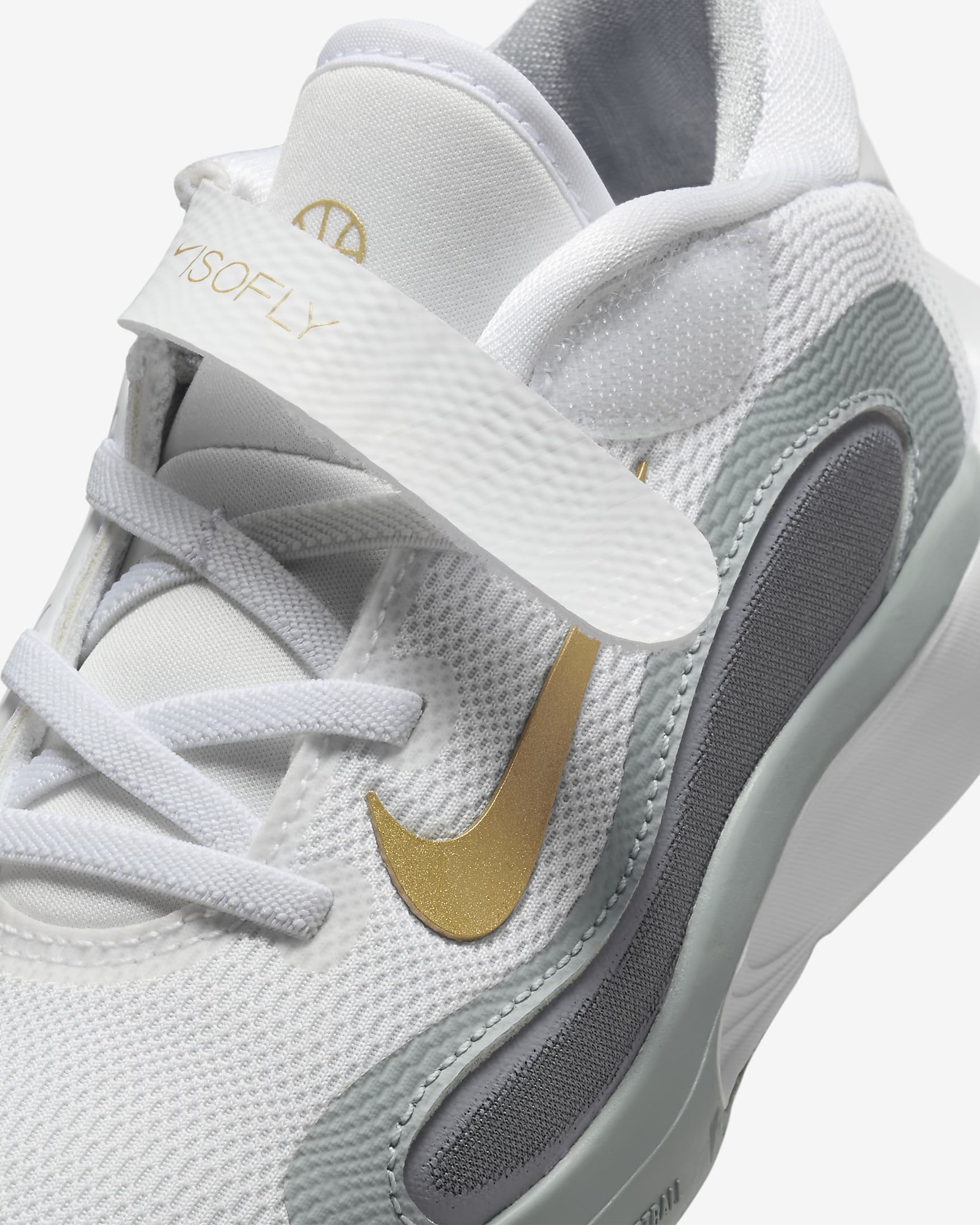 Tenis para niños de preescolar Nike IsoFly - Blanco/Gris azulado/Gris lobo/Estrella de oro metálico