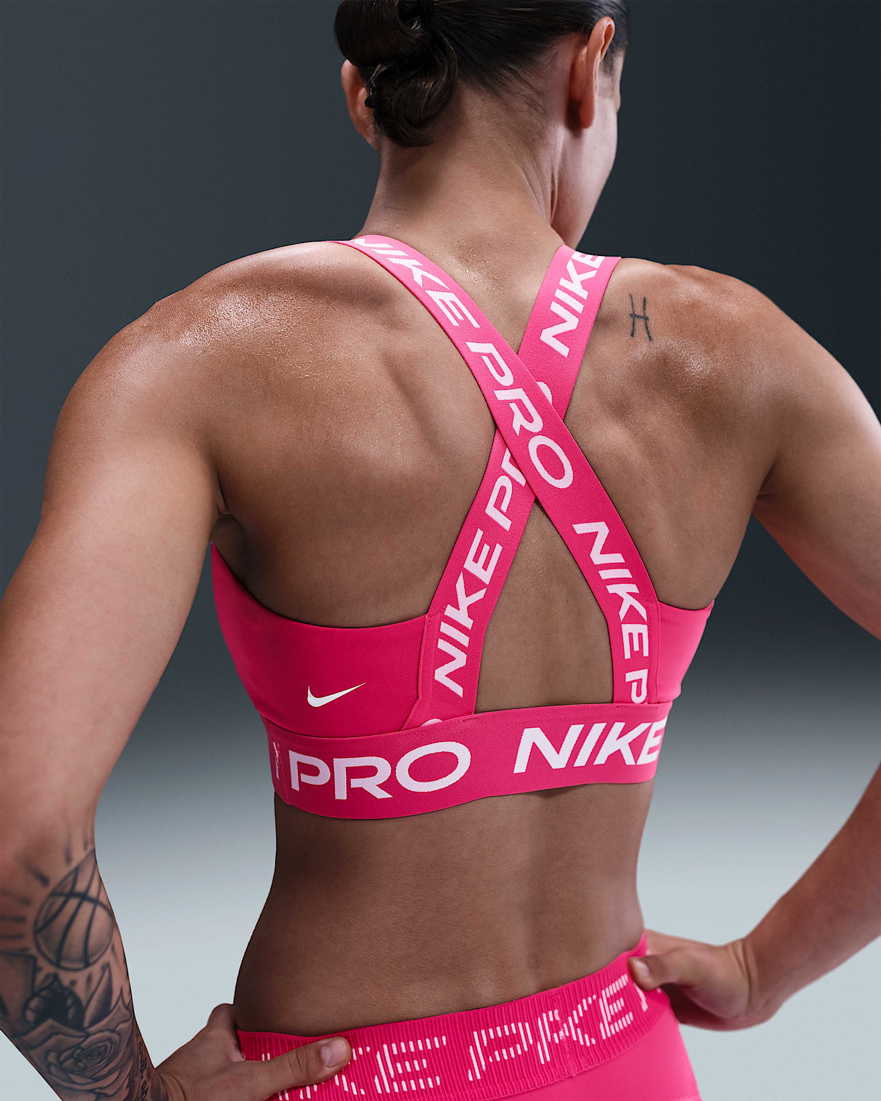 Nike Pro-sports-bh uden indlæg og med let støtte til kvinder - Rush Pink/Rush Pink/hvid
