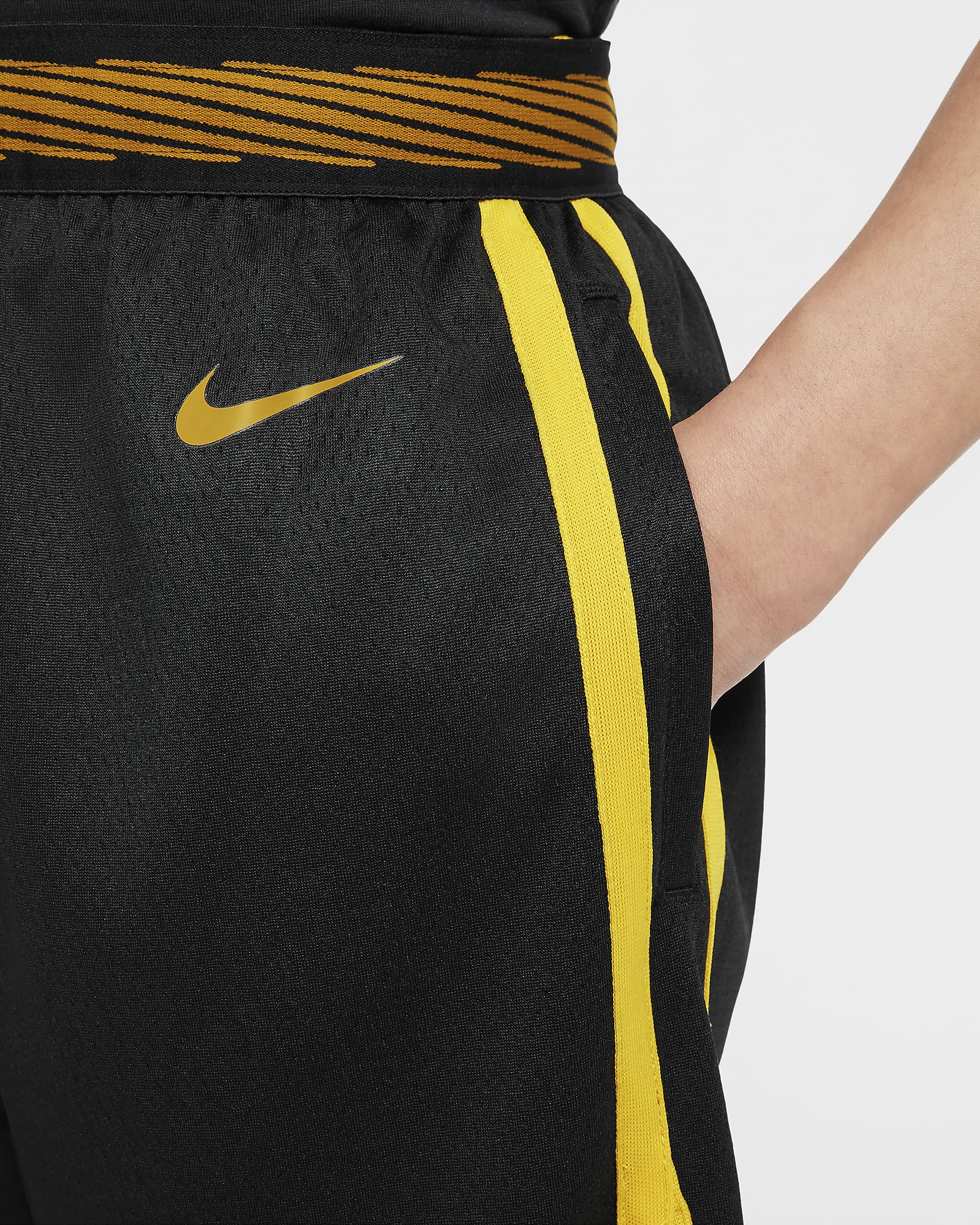 Golden State Warriors 2023/24 City Edition Nike Dri-FIT NBA Swingman-shorts för ungdom - Svart