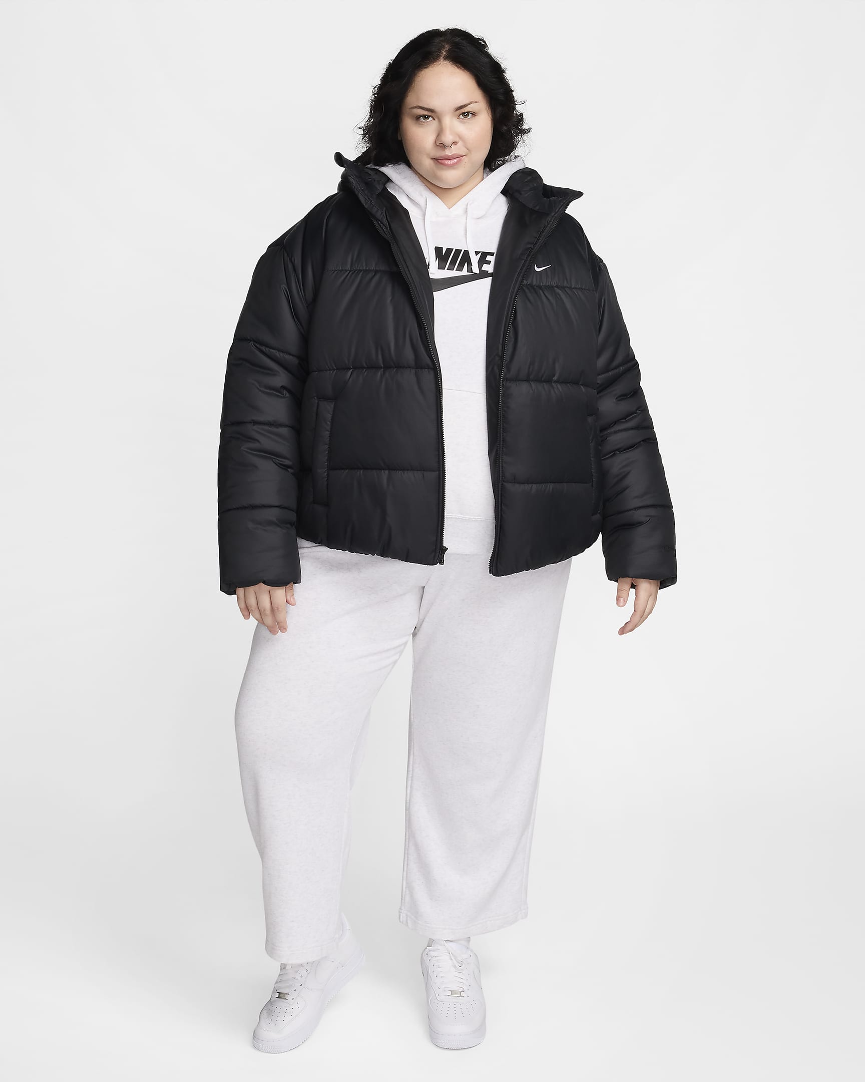 Giacca dal fit ampio con cappuccio Therma-FIT Nike Sportswear Classic Puffer (Plus size) – Donna - Nero/Bianco