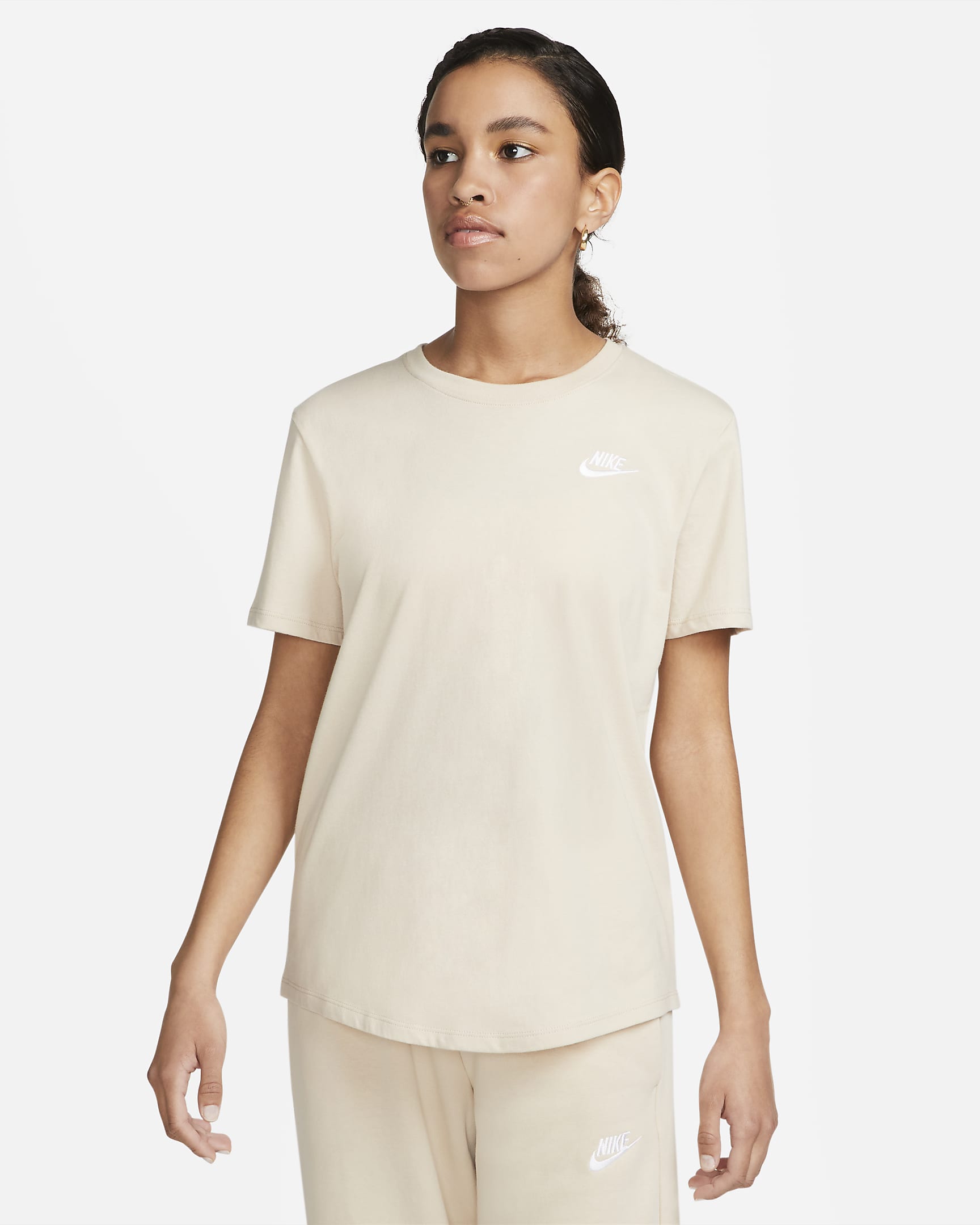 เสื้อยืดผู้หญิง Nike Sportswear Club Essentials - Sanddrift/ขาว