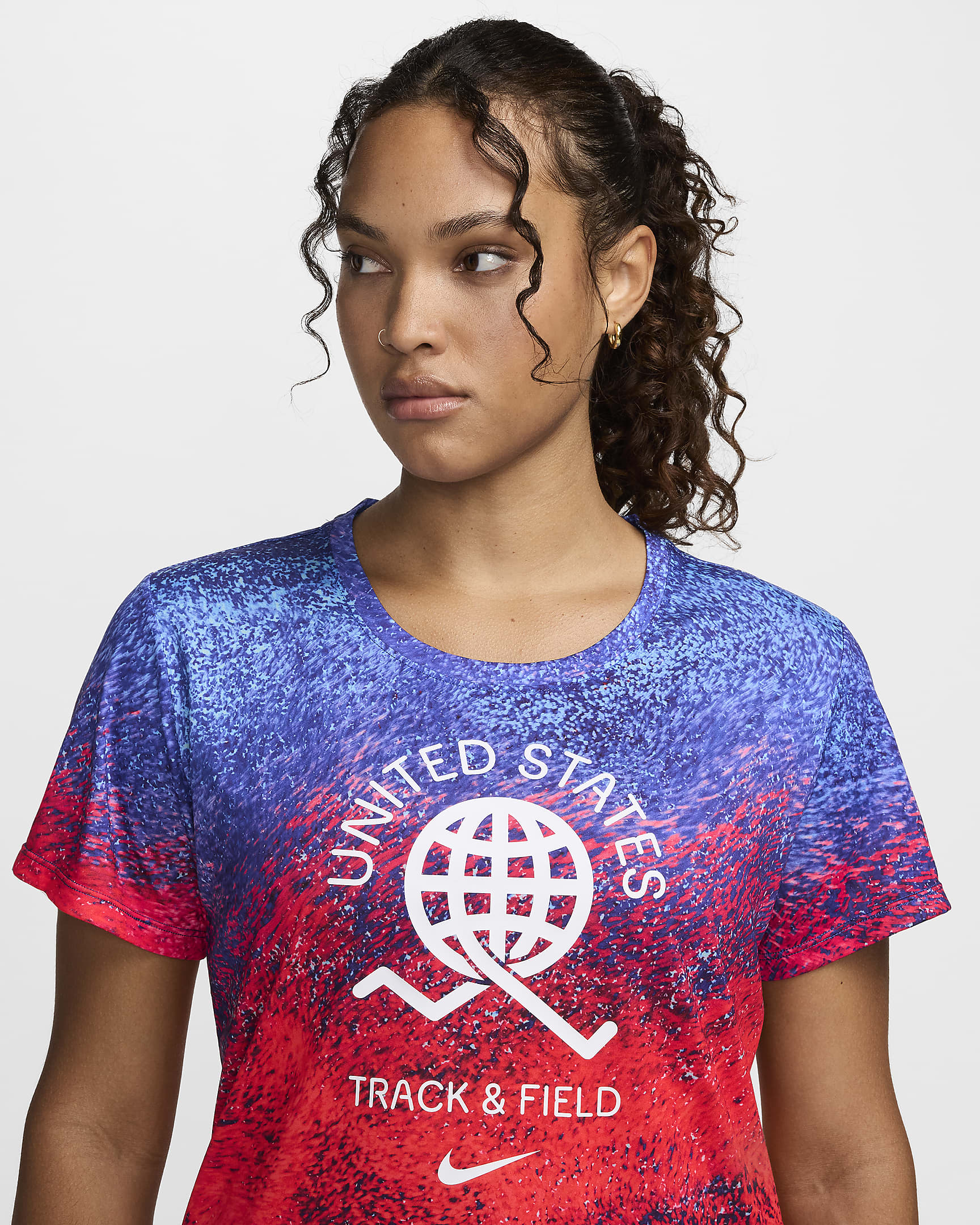 Playera de manga corta de correr Nike Dri-FIT para mujer USA One - Carmesí brillante/Azul eléctrico/Azul báltico/Blanco