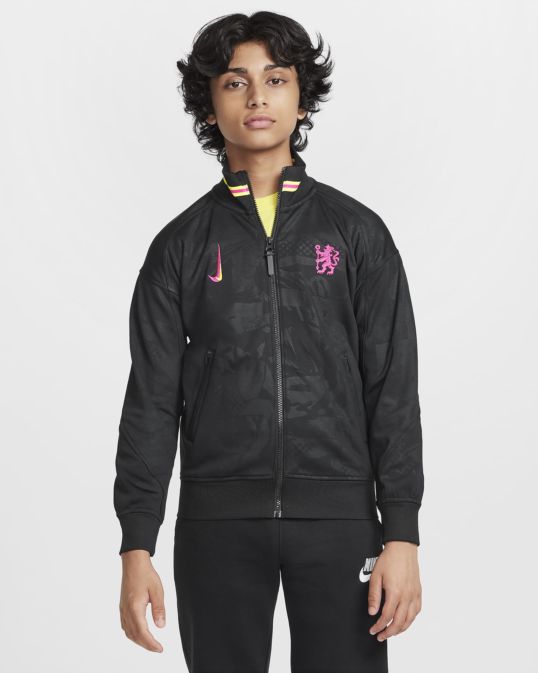 Chelsea F.C. Academy Pro (tredjedrakt) Nike Dri-FIT Anthem fotballjakke til store barn - Svart/Opti Yellow/Pink Prime