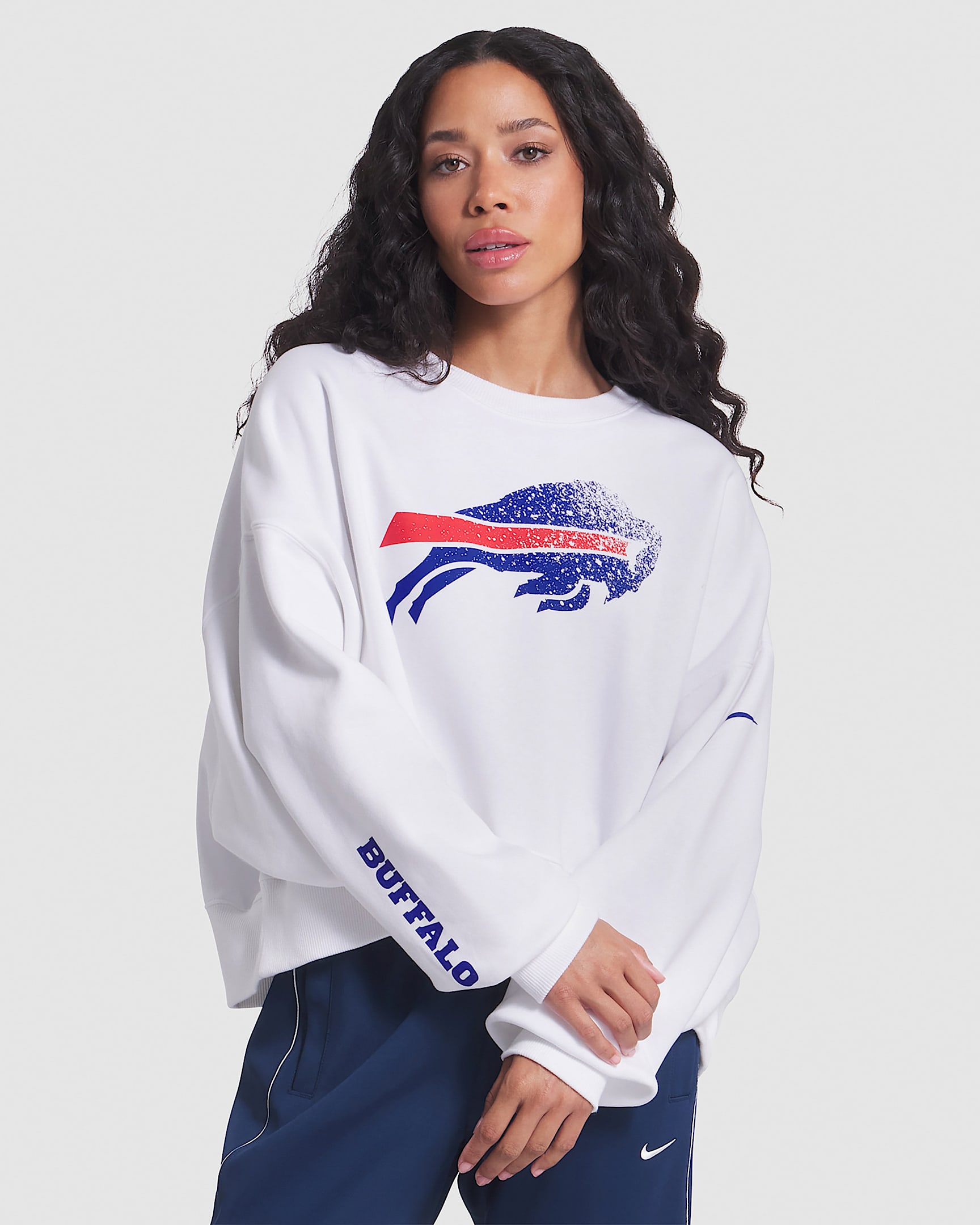 Sudadera de cuello redondo sin cierre Nike de la NFL para mujer Buffalo Bills Rivalries Collection Oversized - Blanco