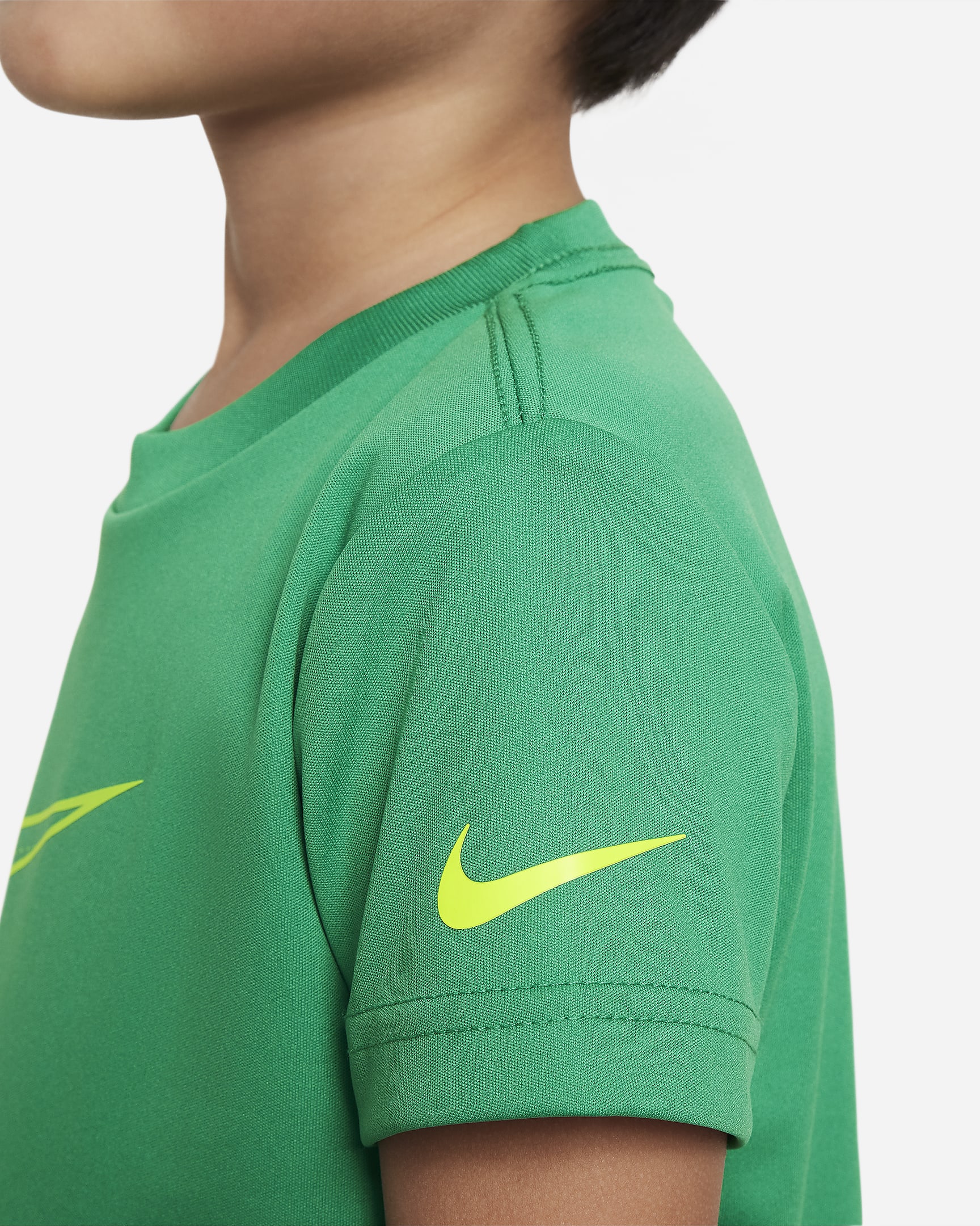 Playera con gráfico infantil Nike Dri-FIT Swoosh - Verde estadio