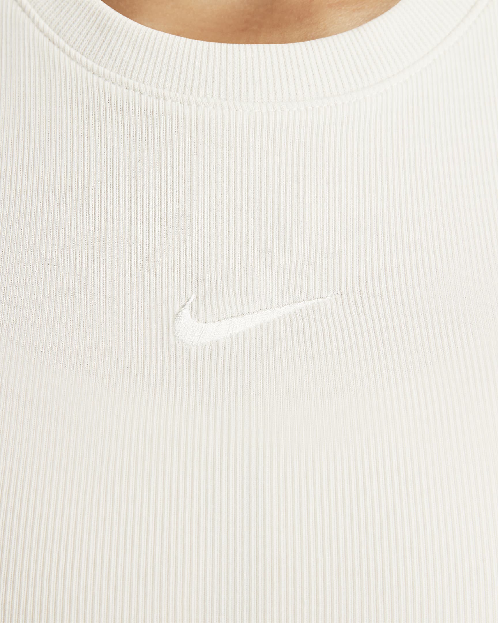 Nike Sportswear Chill Knit testhezálló, rövidített szabású, finoman bordázott női trikó - Light Orewood Brown/Sail