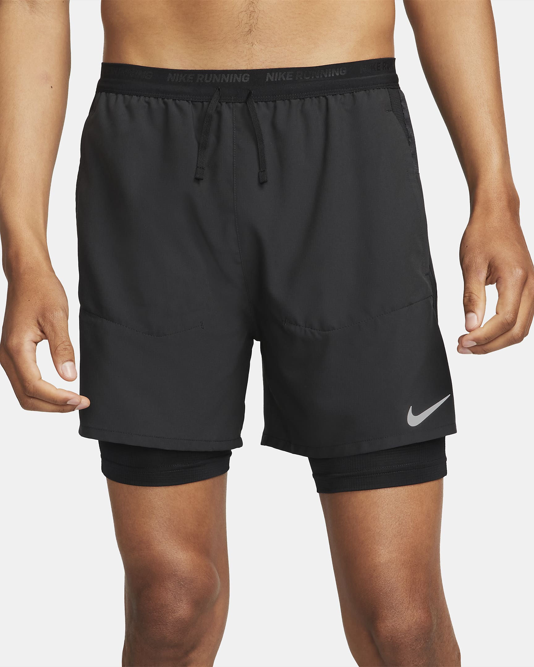 Nike Stride Dri-FIT 13 cm-es férfi hibrid futórövidnadrág - Fekete/Fekete/Fekete