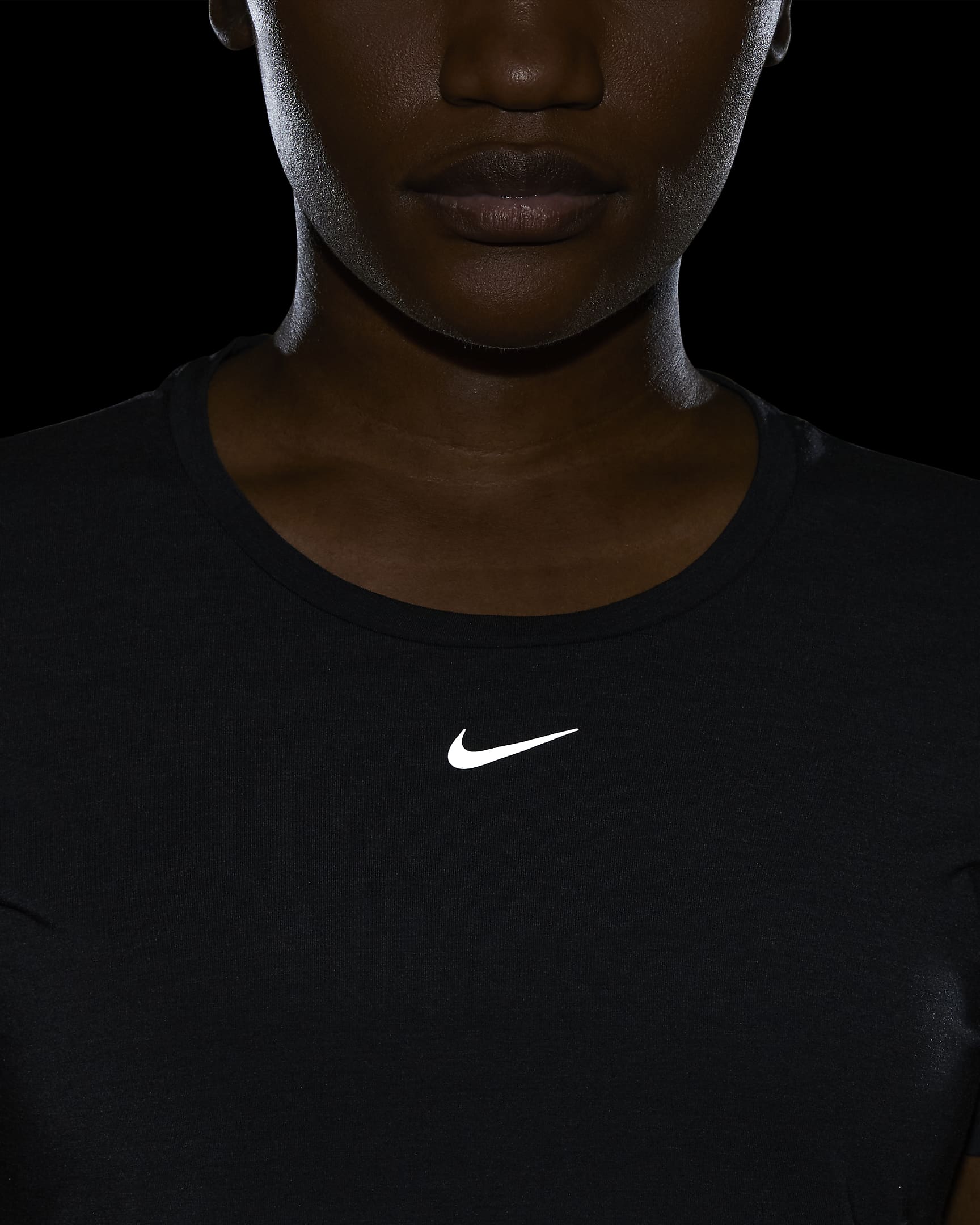 Haut à manches courtes et coupe standard Nike Dri-FIT UV One Luxe pour femme - Noir