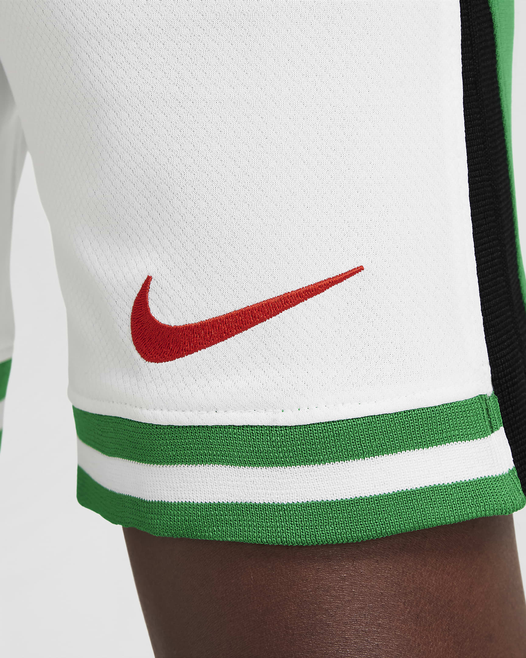 Nigeria 2024 Stadium Home Nike Dri-FIT Replica-Fußballshorts für ältere Kinder - Weiß/Lucky Green/Challenge Red