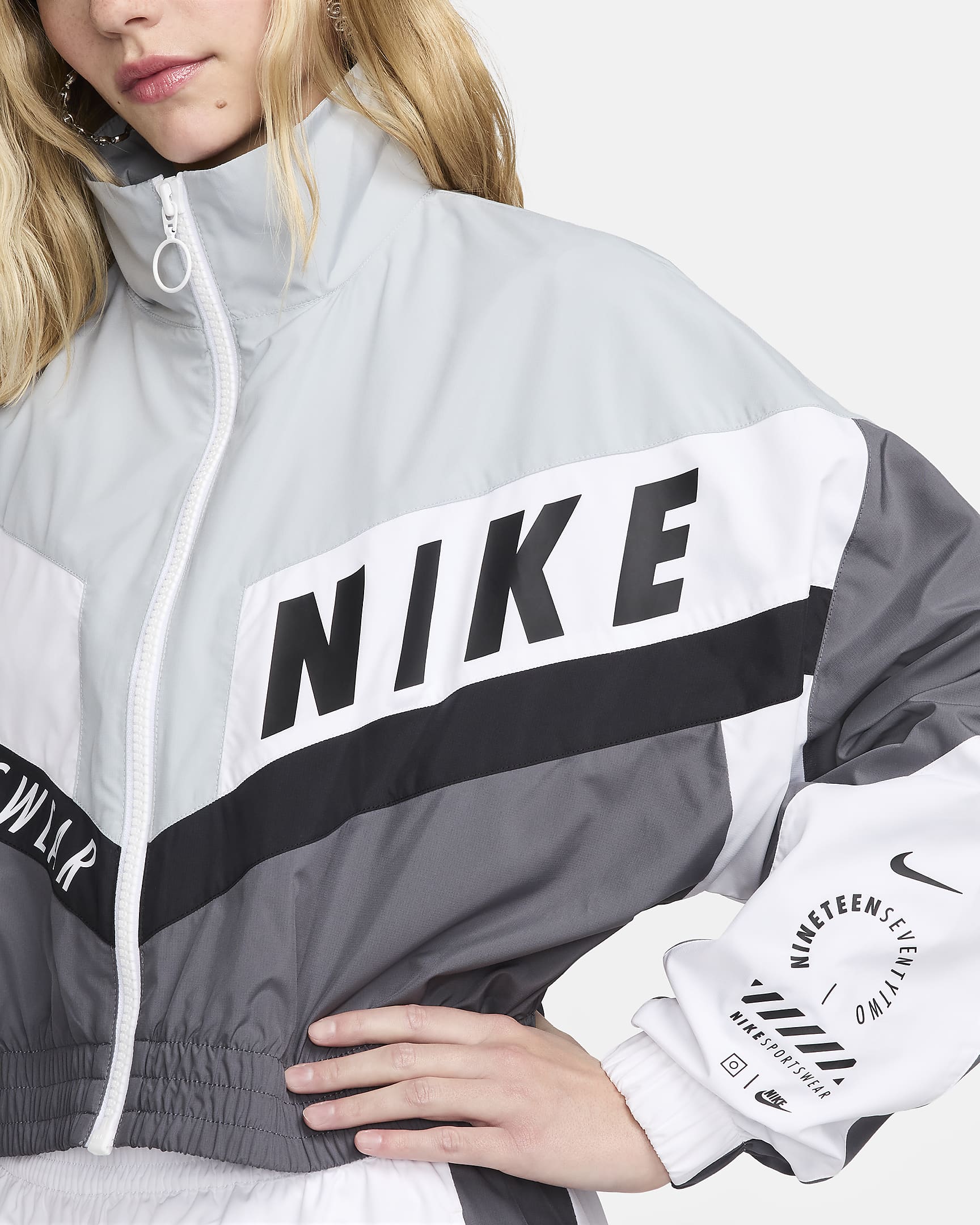 Nike Sportswear Chaqueta de tejido Woven - Mujer - Iron Grey/Light Pumice/Blanco