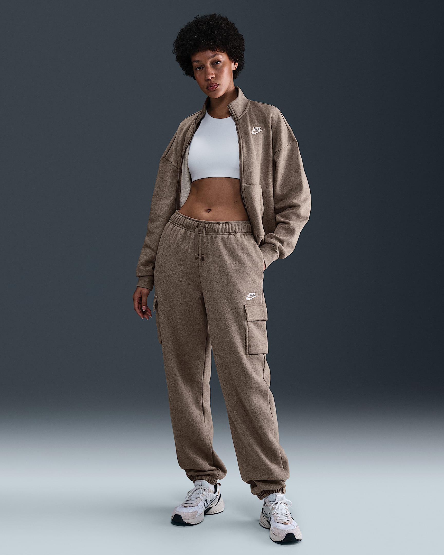 Pants de entrenamiento cargo oversized de tiro medio para mujer Nike Sportswear Club Fleece - Marrón visón/Jaspeado/Blanco