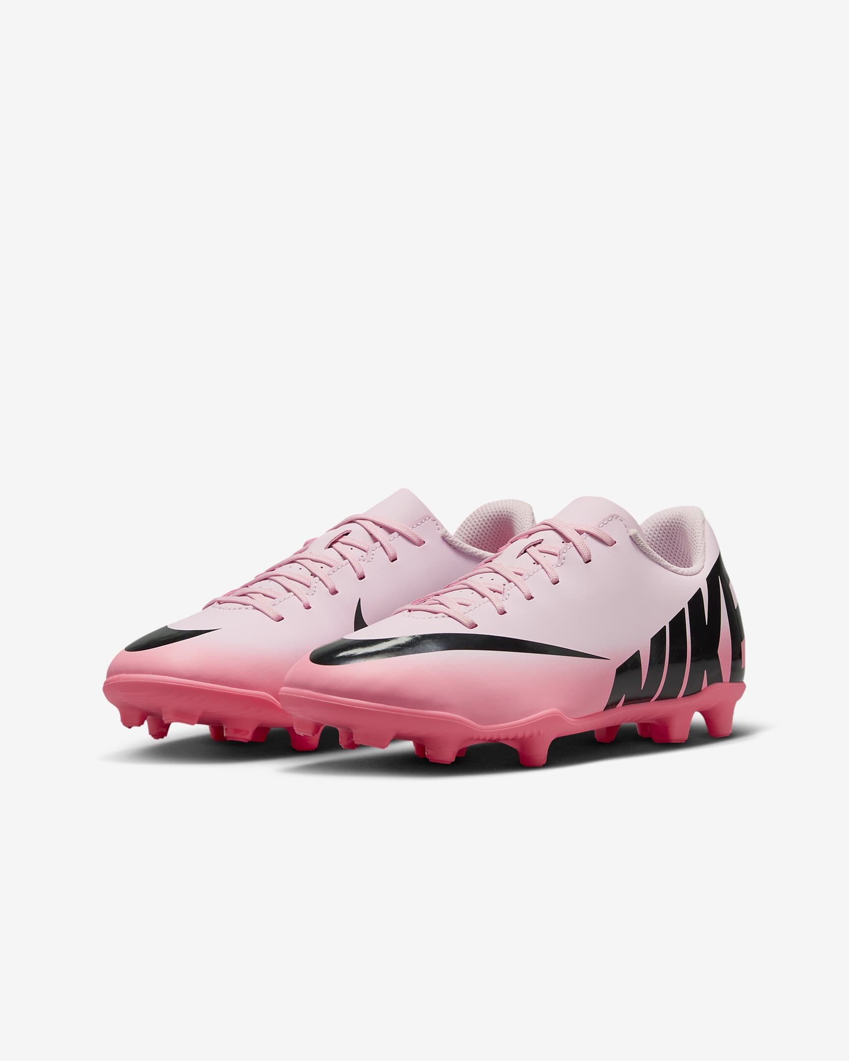 Tacos de fútbol MG de corte low para niños de preescolar y grandes Nike Jr. Mercurial Vapor 15 Club - Espuma rosa/Negro