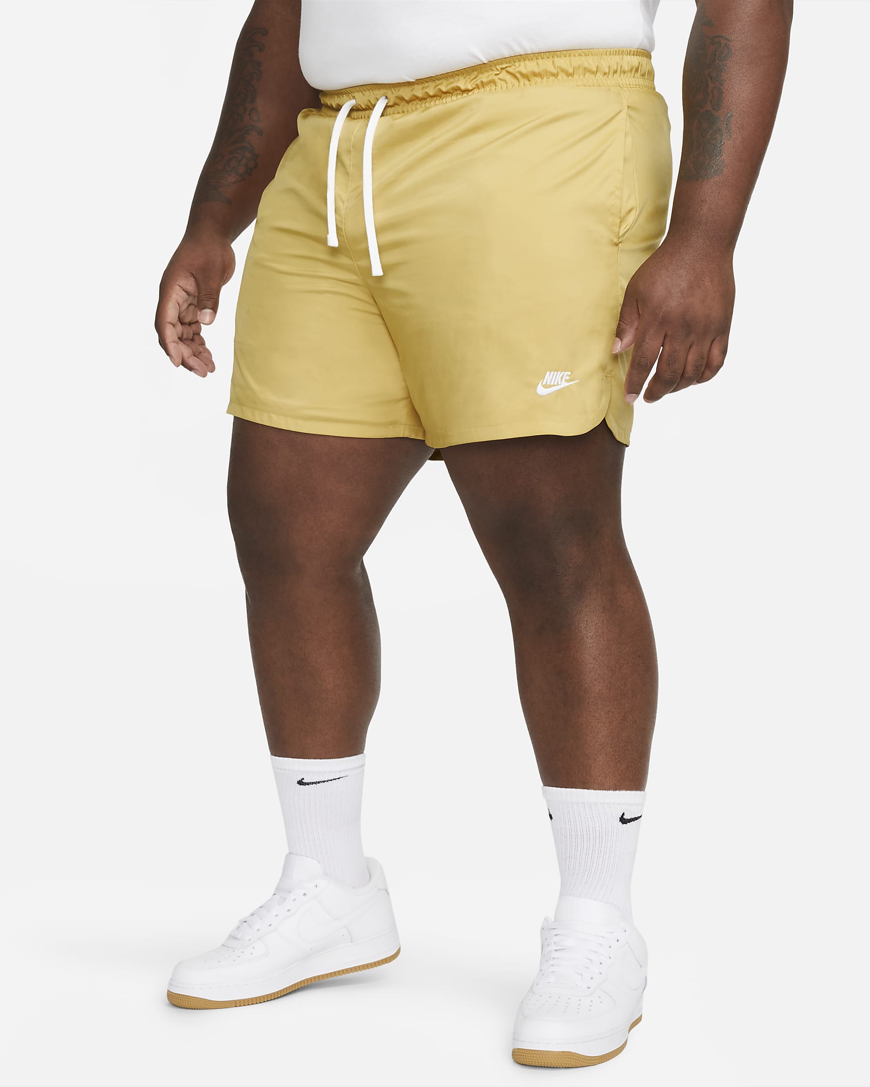 Shorts de ajuste relajado de tejido Woven forrados para hombre Nike Sportswear Sport Essentials - Oro trigo/Blanco