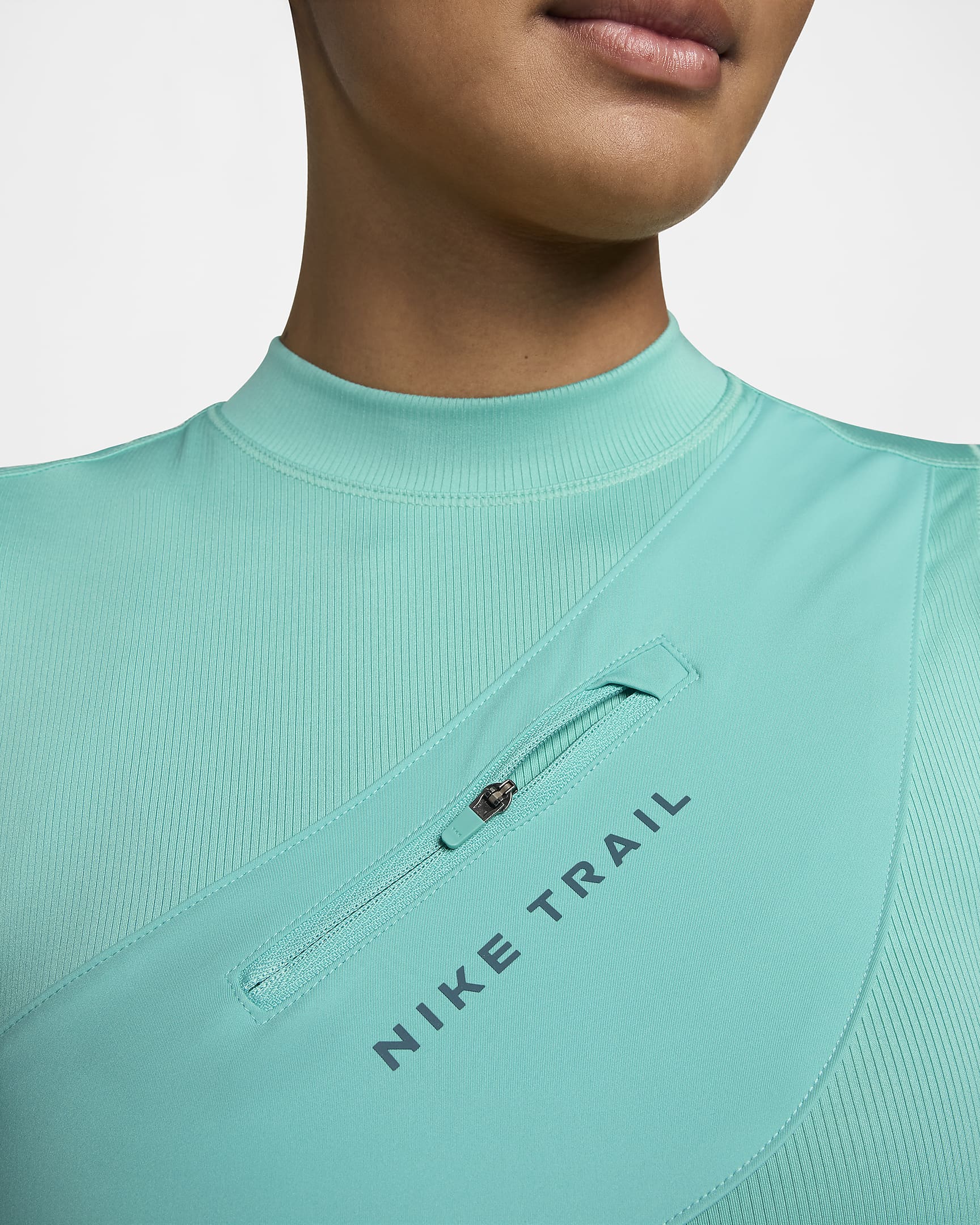 เสื้อกล้ามวิ่งผู้หญิงมีช่องเก็บของ Dri-FIT Nike Trail - Green Frost/Smokey Blue