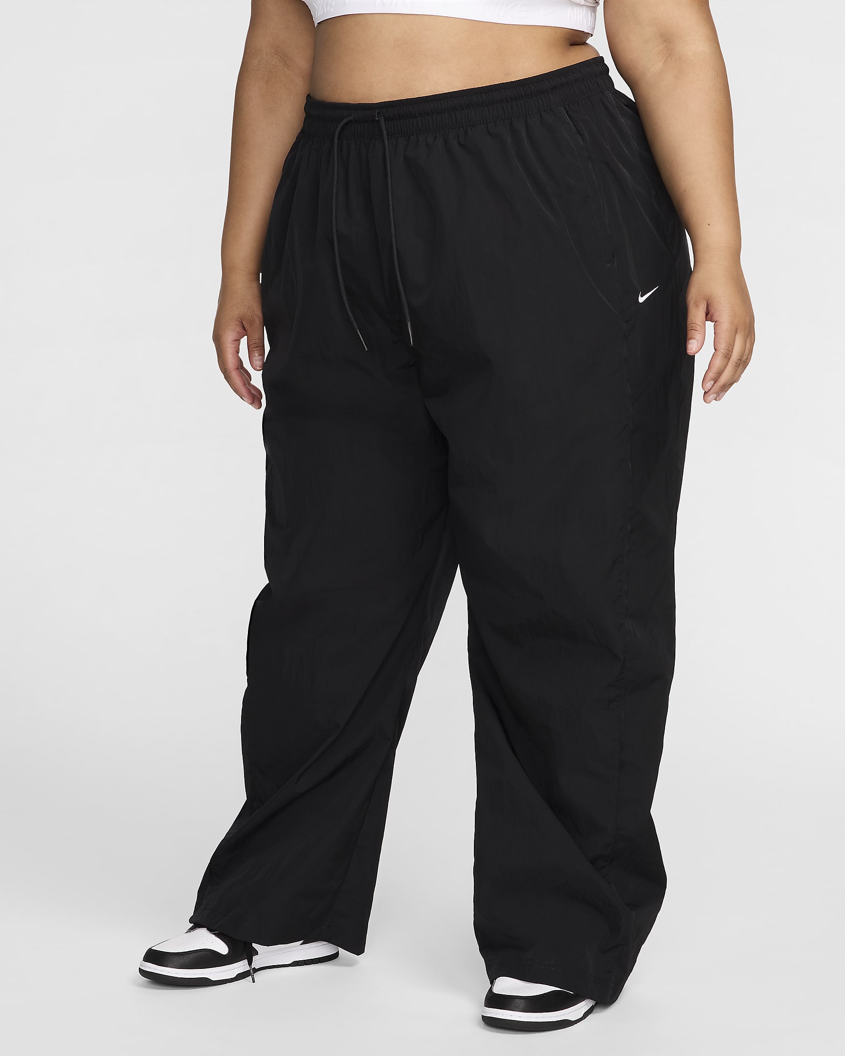 Pants con dobladillo abierto de tejido Woven de tiro alto para mujer Nike Windrunner (talla grande) - Negro/Blanco