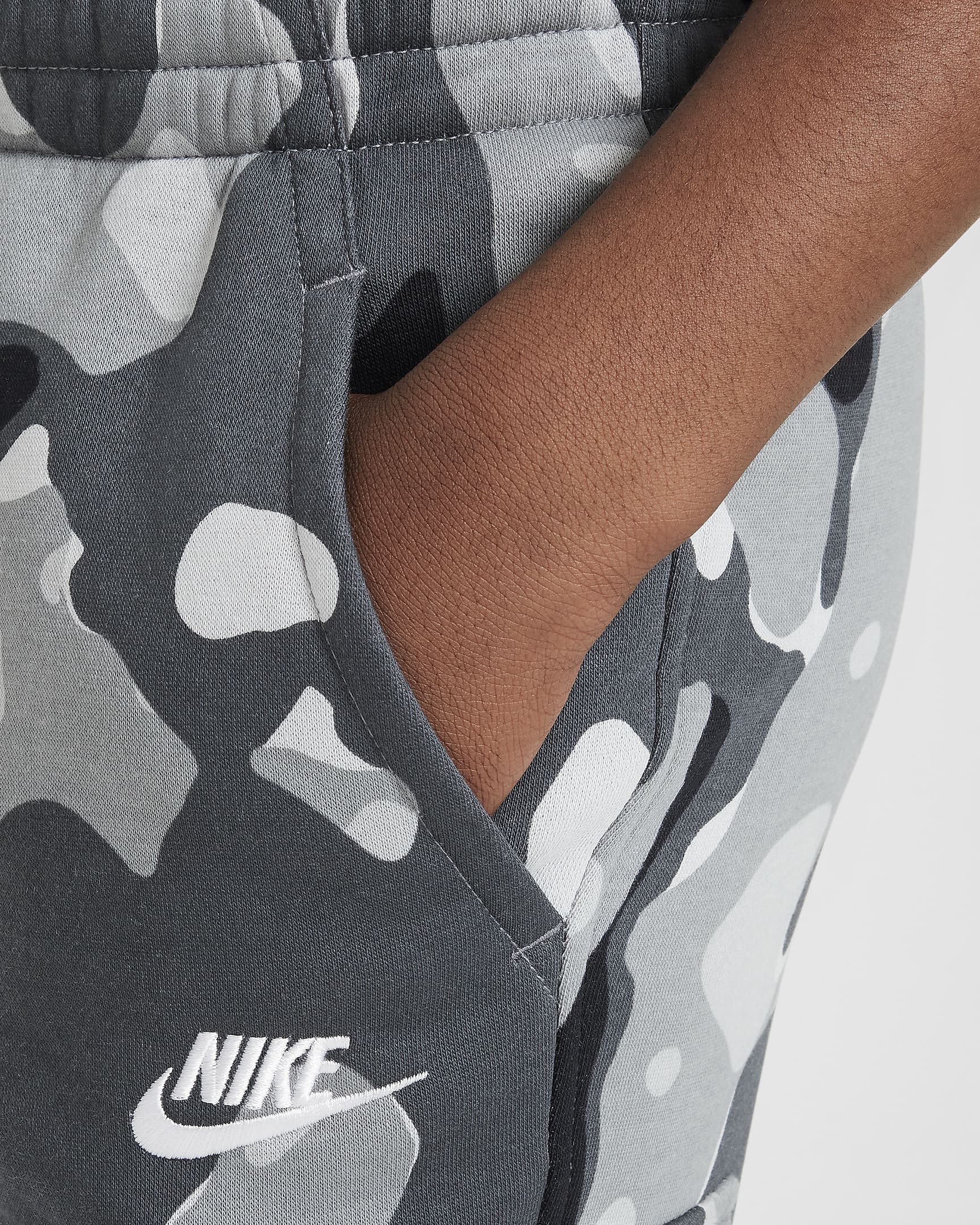 Pantaloni cargo camo Nike Sportswear Club Fleece – Ragazzo/a - Smoke Grey/Bianco