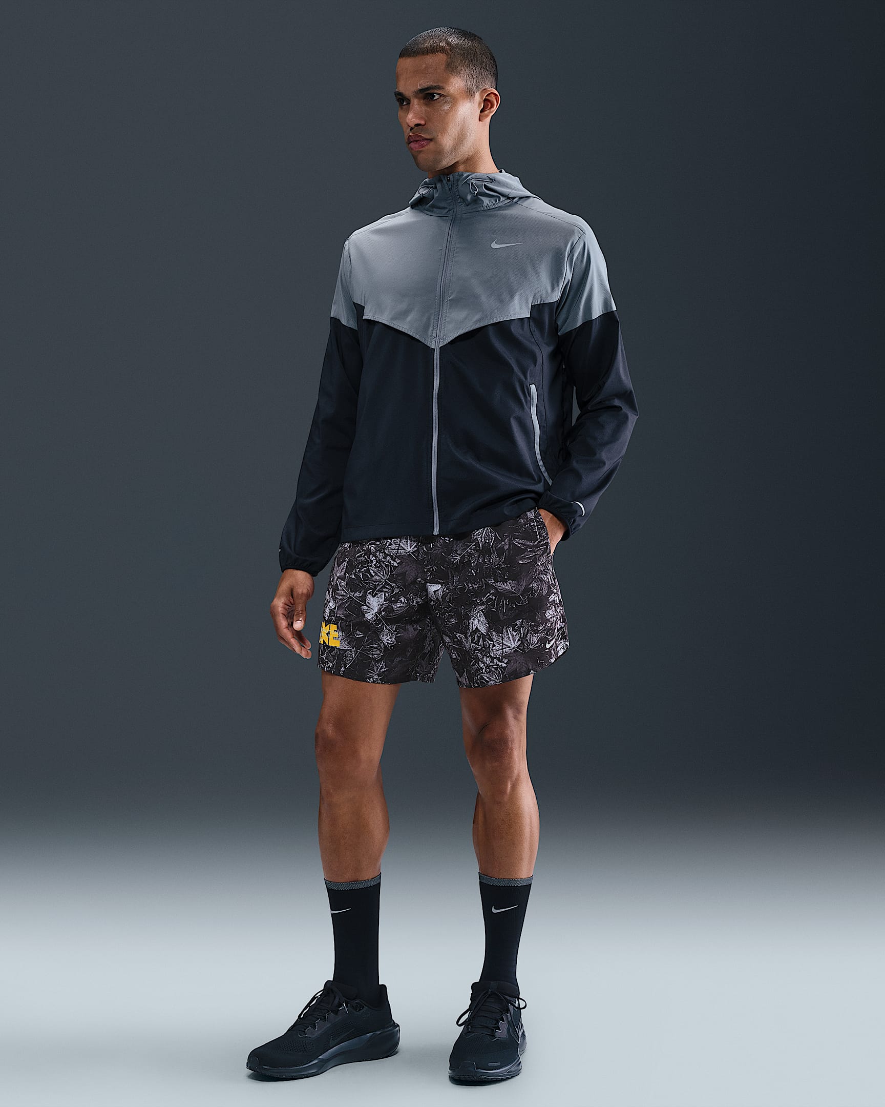 Short de running imprimé avec sous-short intégré Dri-FIT Nike Stride 18 cm pour homme - Noir/Blanc/Light Smoke Grey