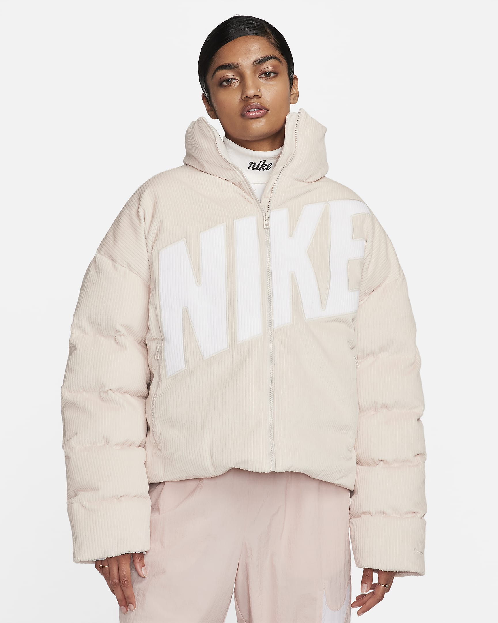 Nike Sportswear Essential Chaqueta acolchada de pana con ajuste oversize Therma-FIT - Mujer - Light Orewood Brown/Blanco