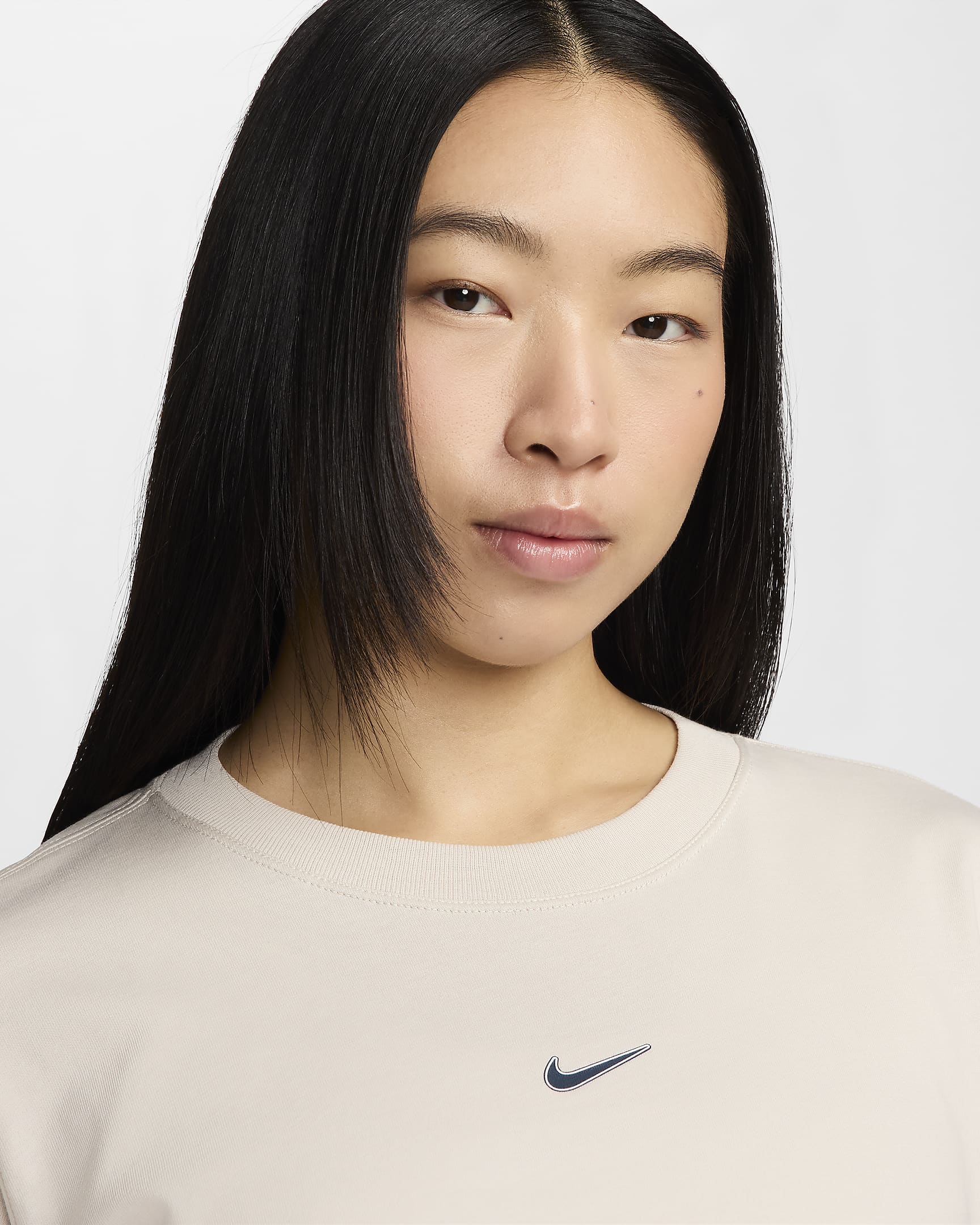 เสื้อยืดแขนยาวทรงหลวมผู้หญิง Nike Sportswear - Light Orewood Brown