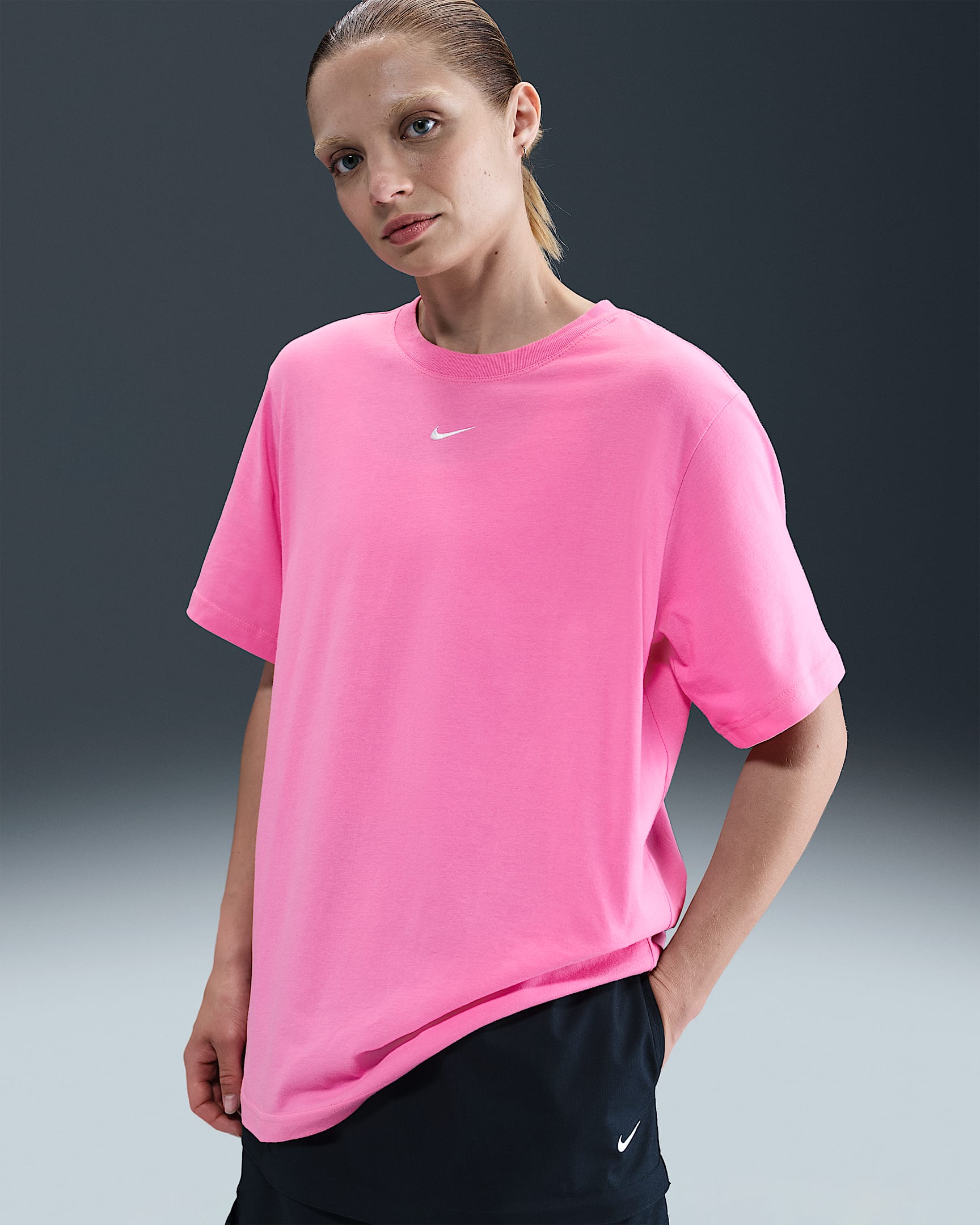 Playera para mujer Nike Sportswear Essential - Rosa alegre